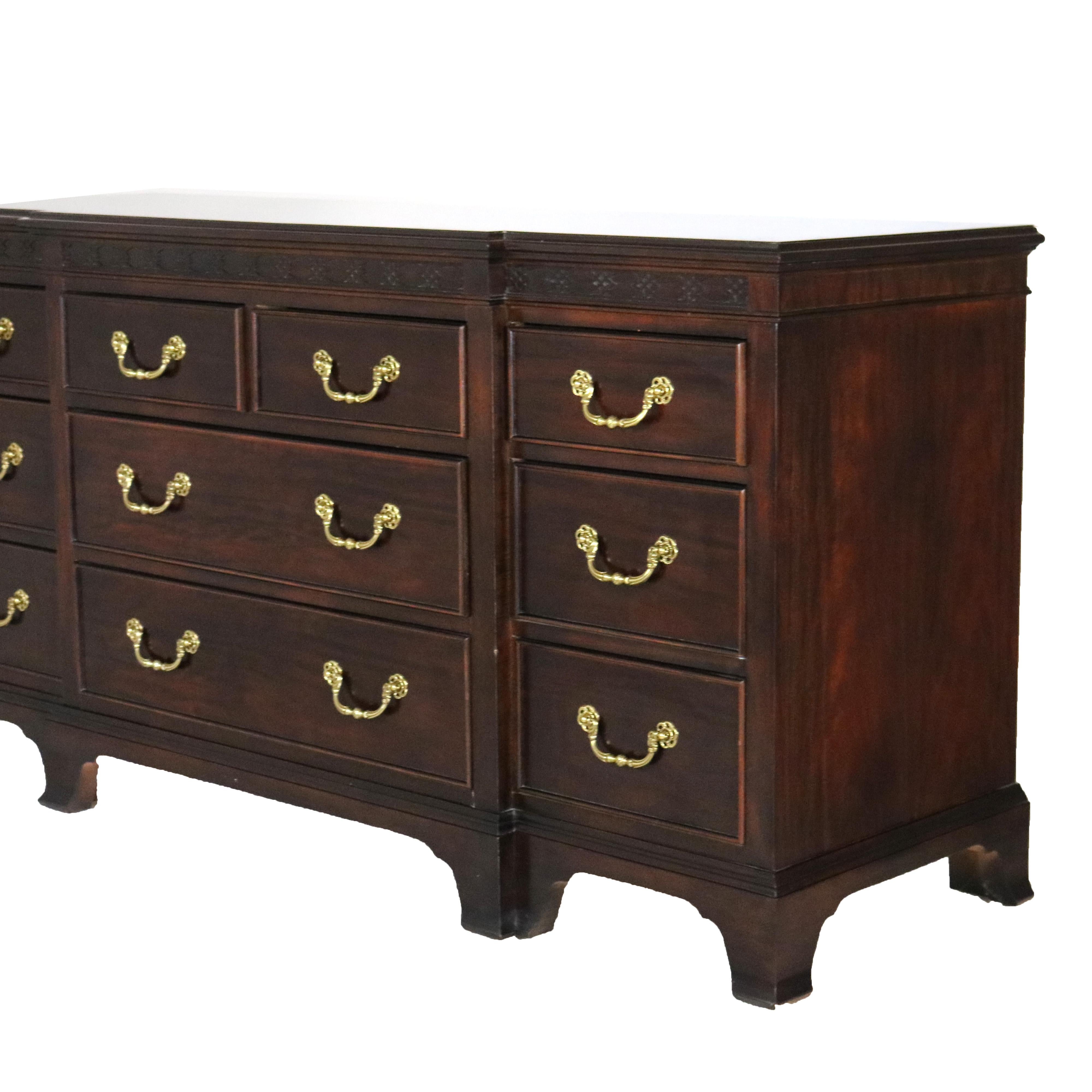 Commode à dix tiroirs en acajou de style Chippendale avec pieds à consoles 20e siècle Bon état - En vente à Big Flats, NY