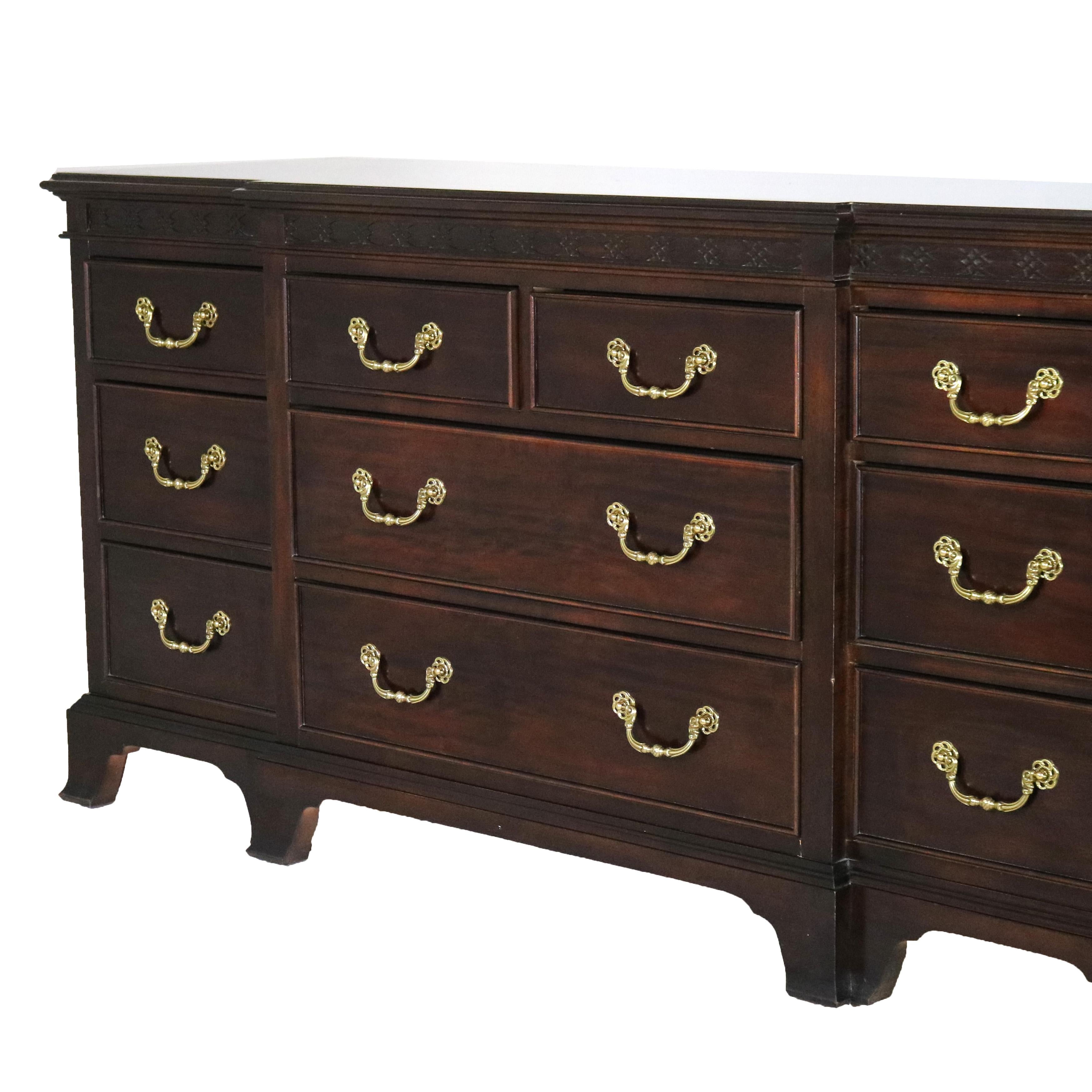 20ième siècle Commode à dix tiroirs en acajou de style Chippendale avec pieds à consoles 20e siècle en vente