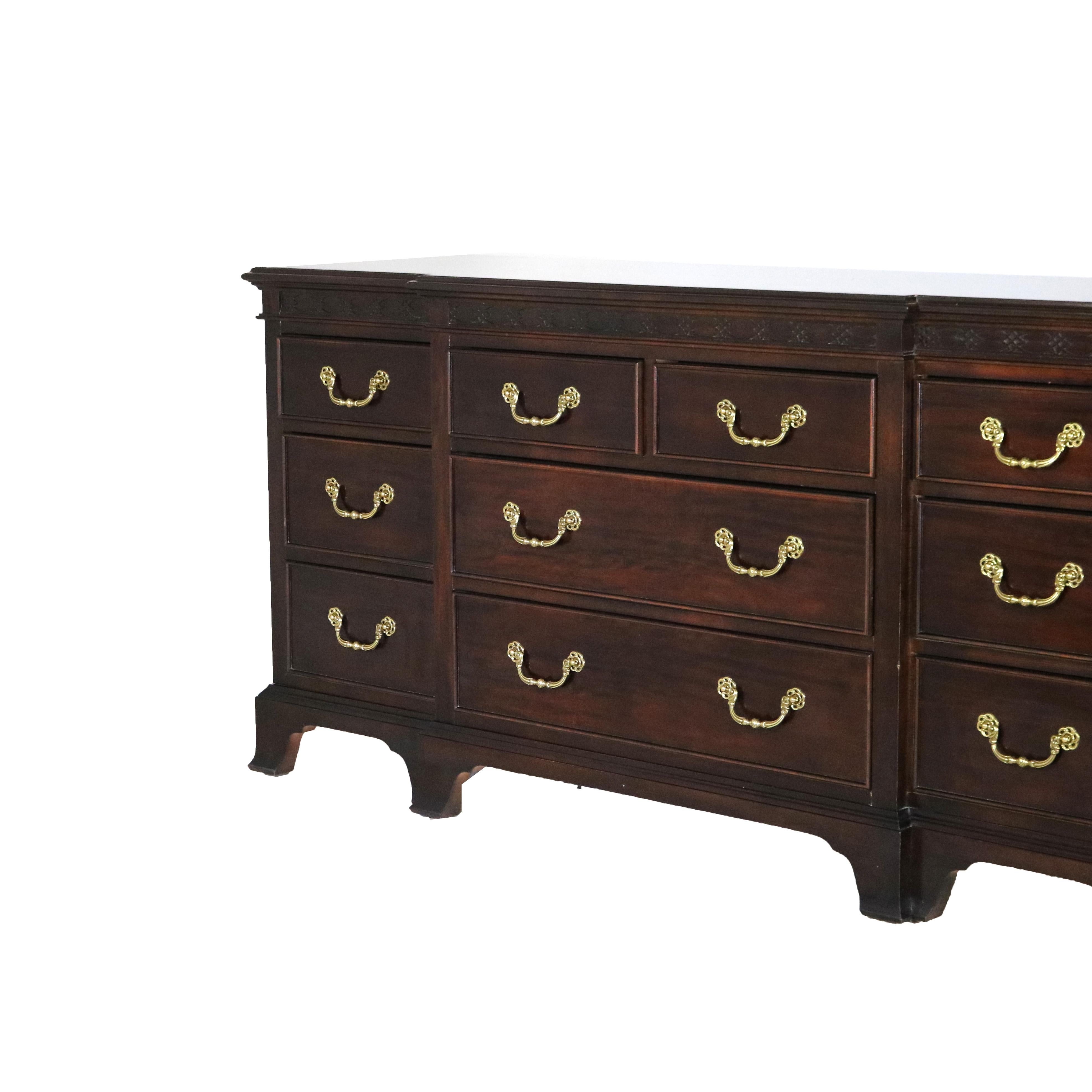 Acajou Commode à dix tiroirs en acajou de style Chippendale avec pieds à consoles 20e siècle en vente