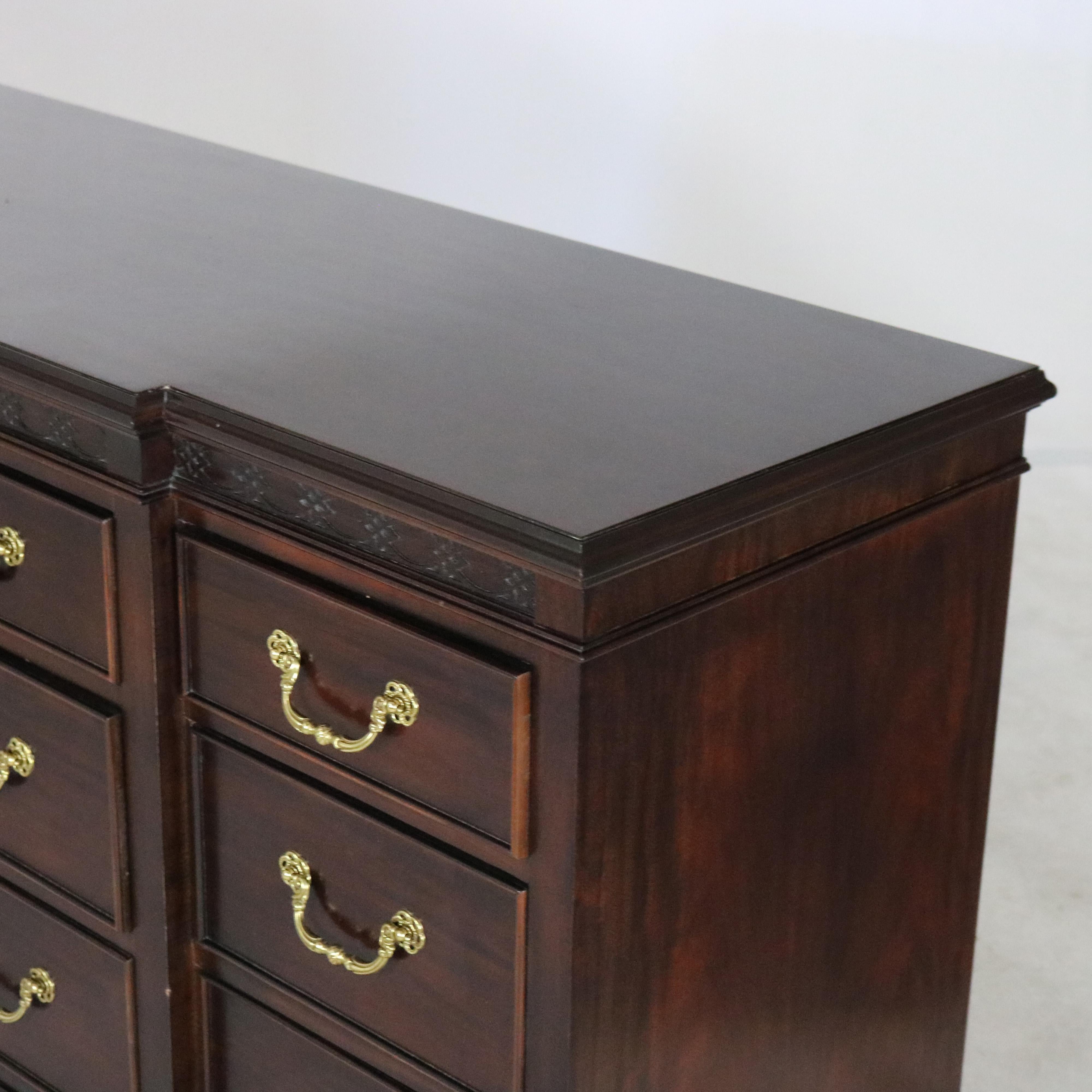Commode à dix tiroirs en acajou de style Chippendale avec pieds à consoles 20e siècle en vente 2