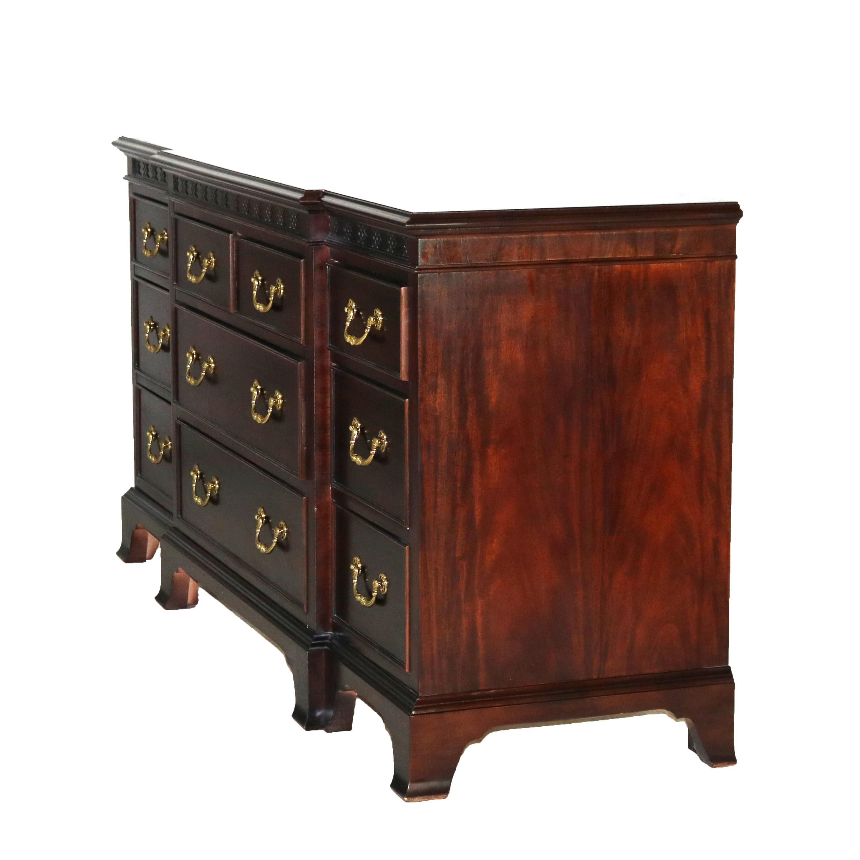 Commode à dix tiroirs en acajou de style Chippendale avec pieds à consoles 20e siècle en vente 4