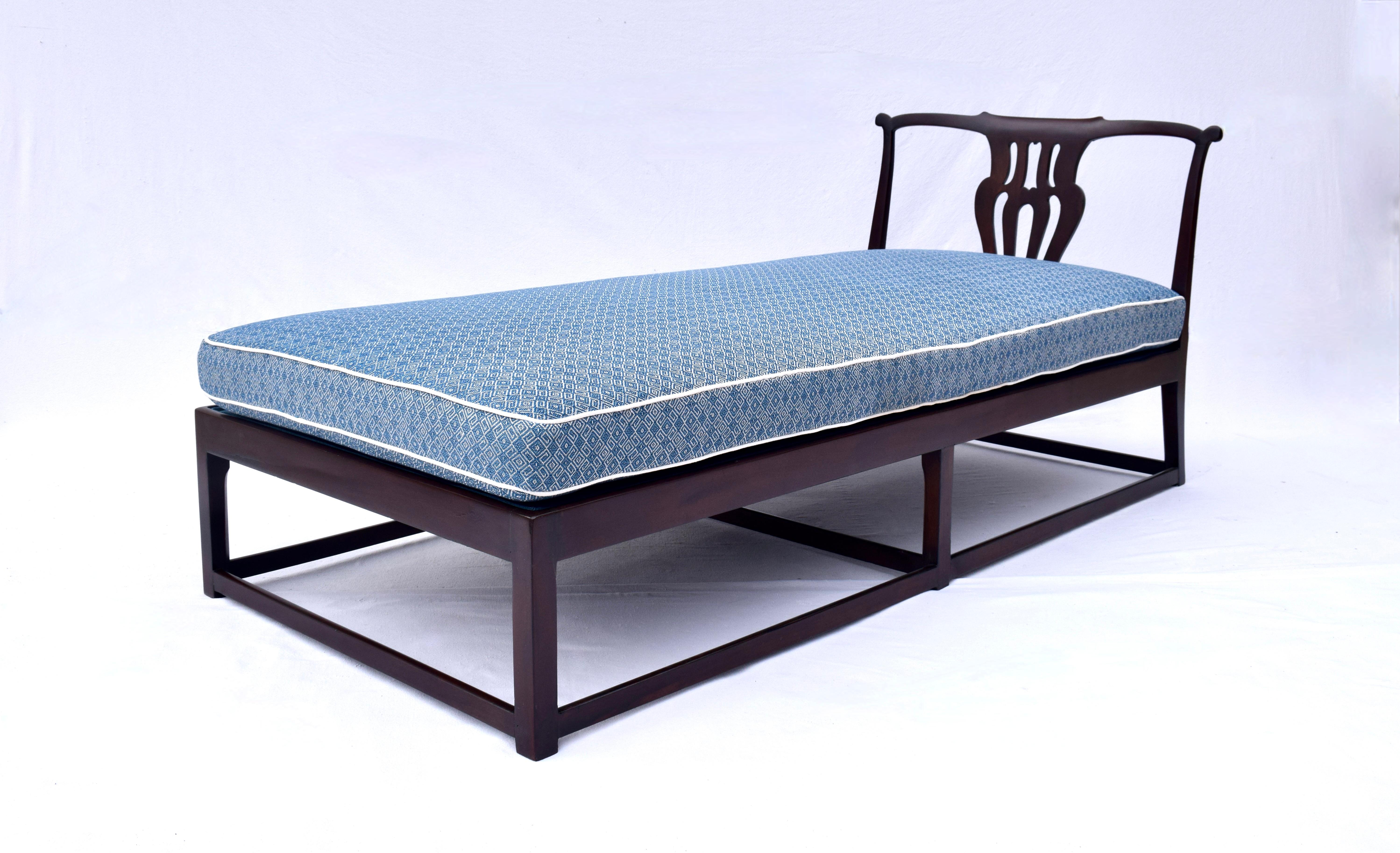 Chippendale Style Chaise Daybed In Excellent Condition For Sale In Southampton, NJ