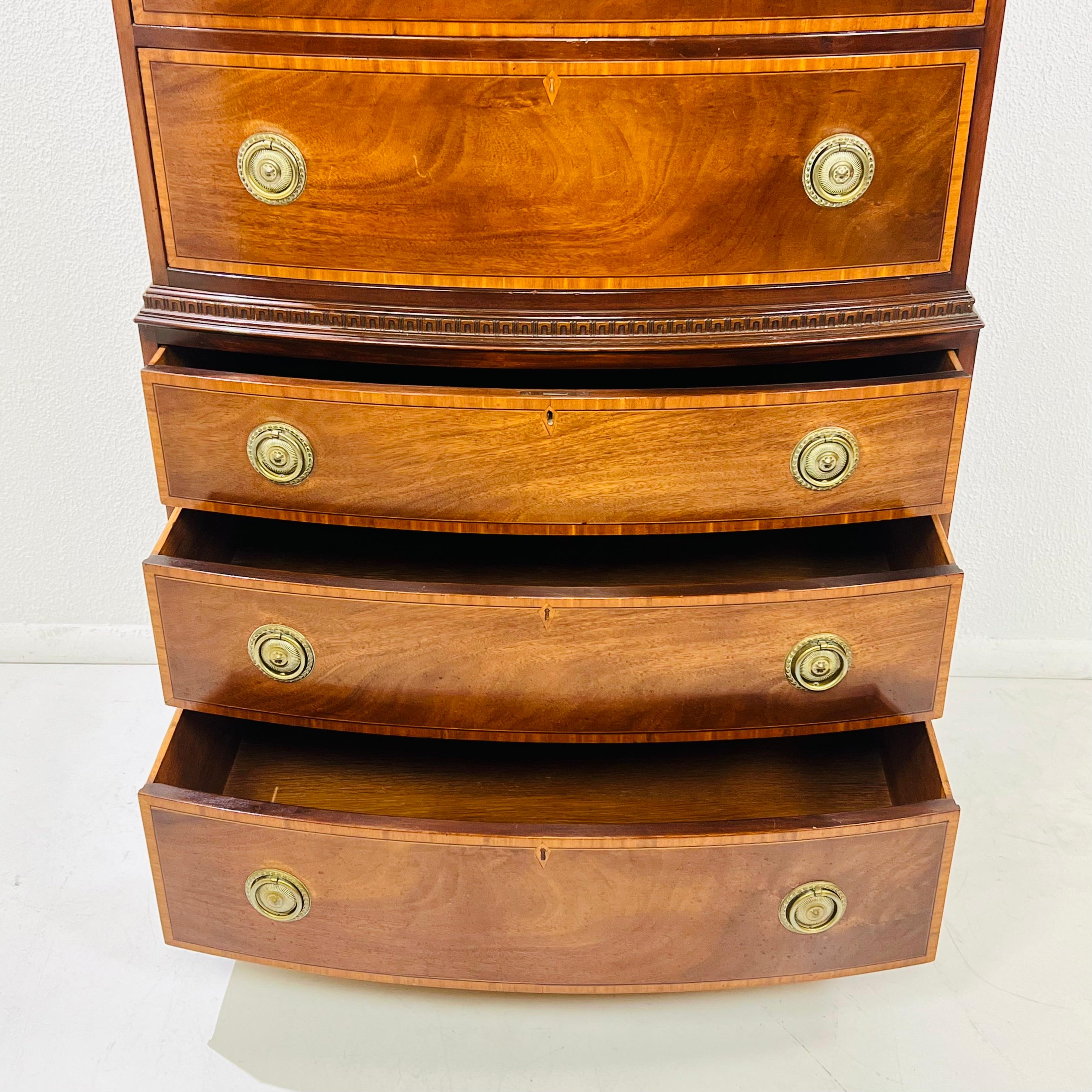 Metà XX secolo Cassettiera in stile Chippendale in vendita