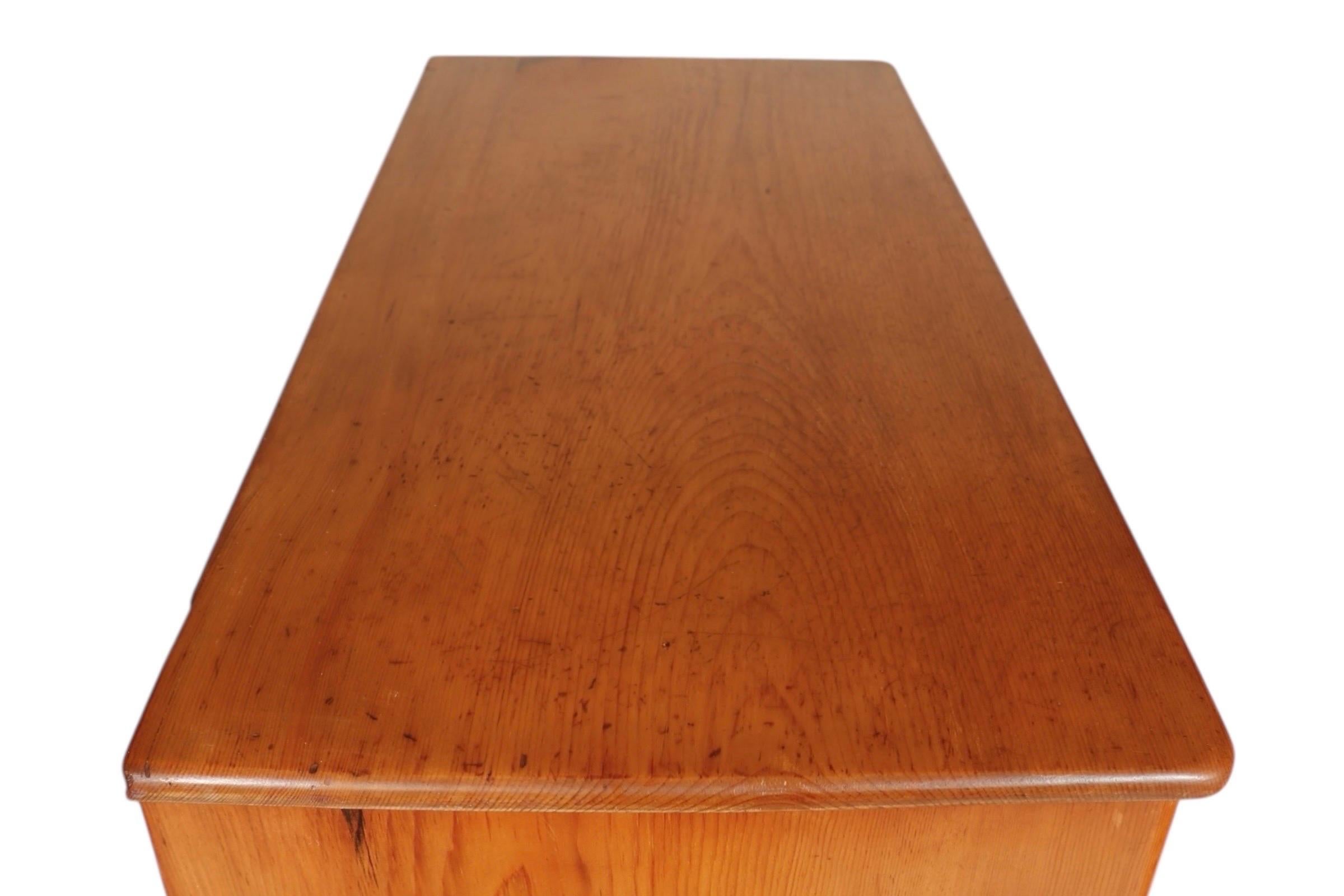Pino Cassettiera in stile Chippendale in vendita