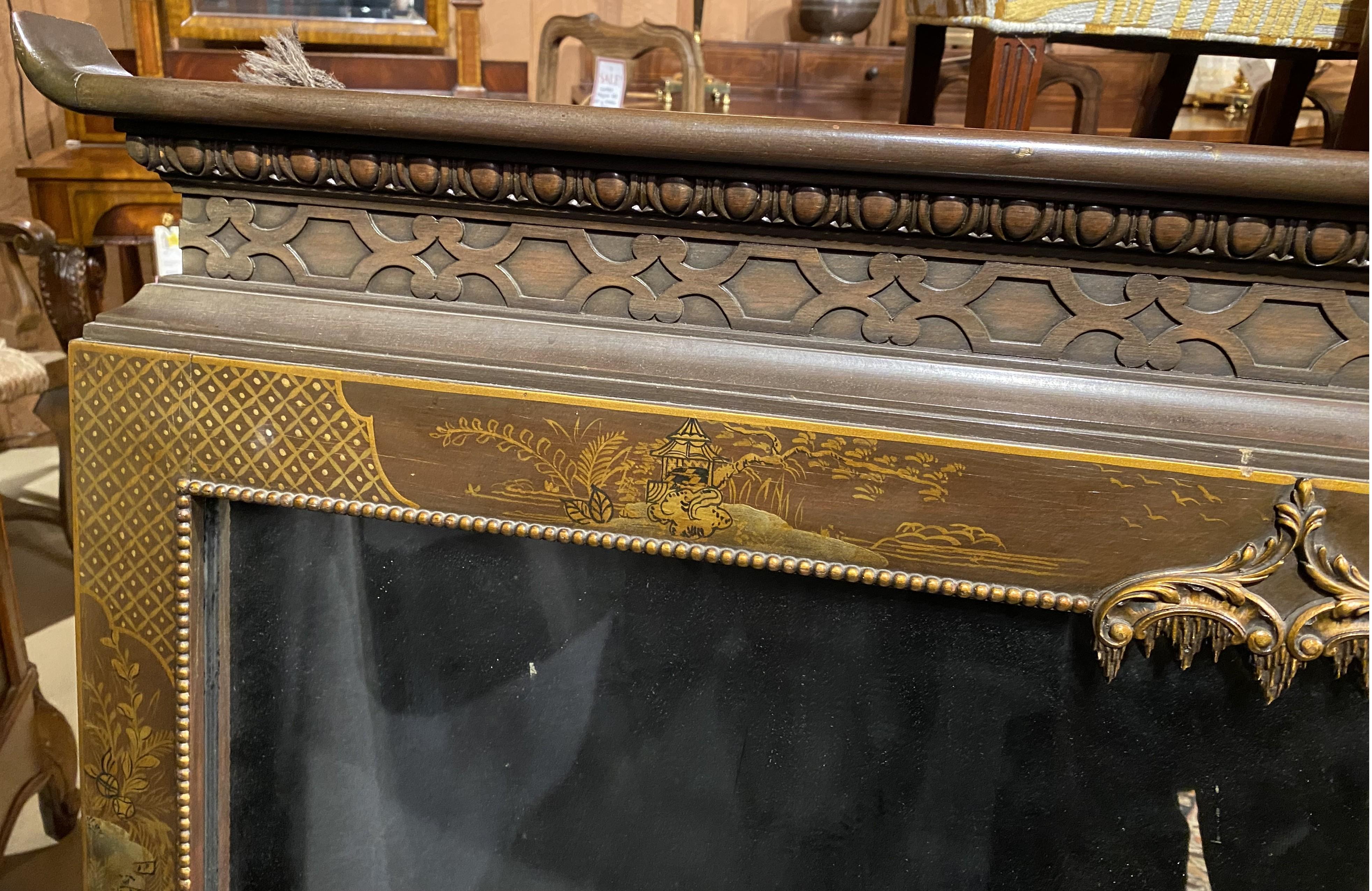 Chinoiseries Miroir chinoiserie de style Chippendale en bois dur teinté doré à la feuille en vente