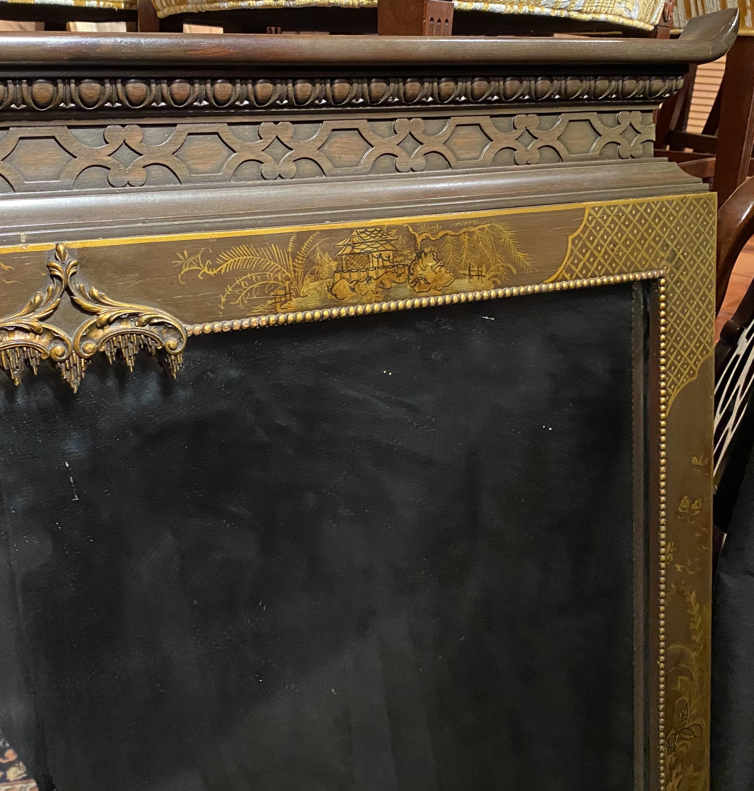 Sculpté à la main Miroir chinoiserie de style Chippendale en bois dur teinté doré à la feuille en vente