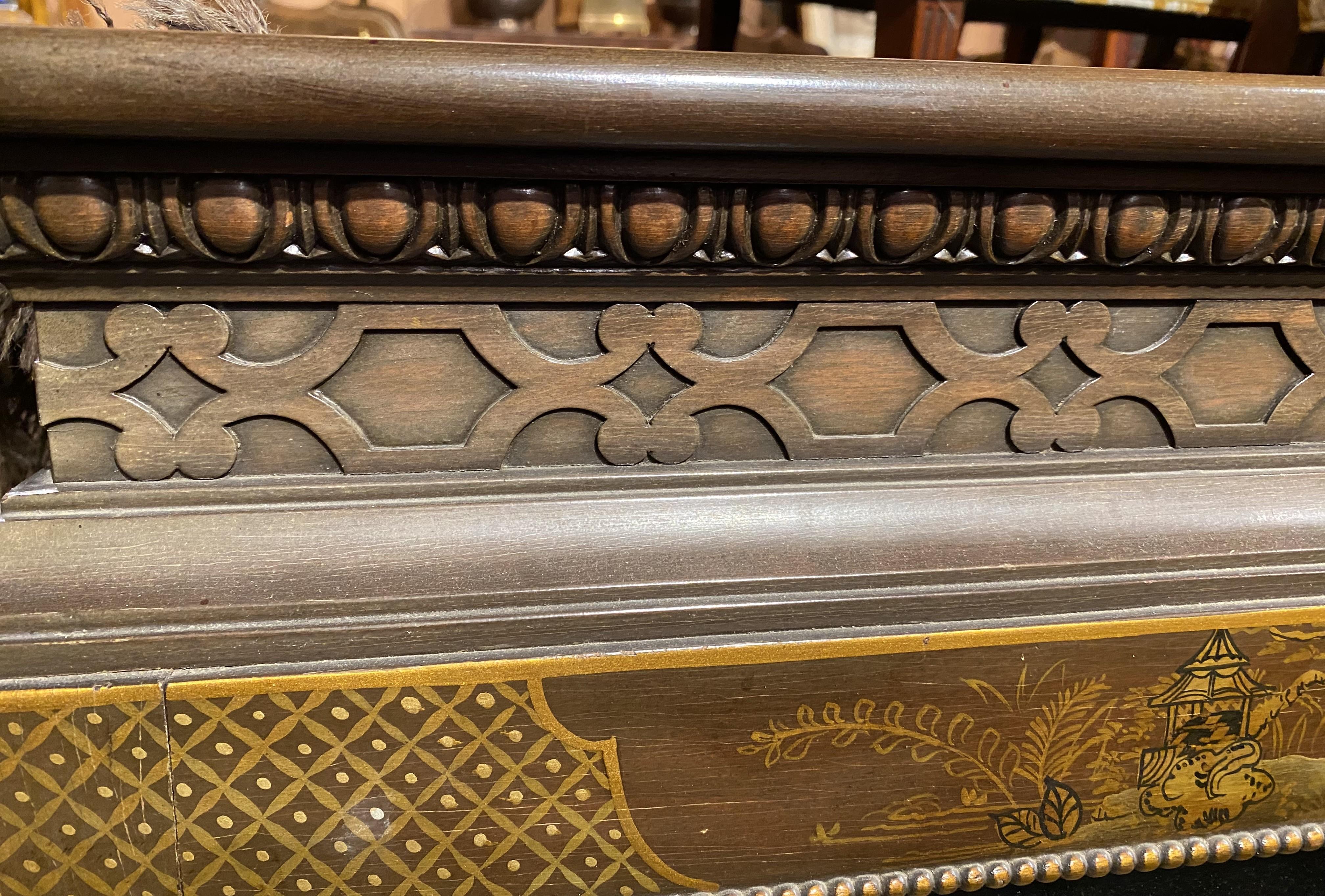 Miroir chinoiserie de style Chippendale en bois dur teinté doré à la feuille en vente 1