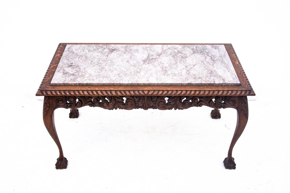Chippendale stylish coffee table
Made of oak wood with beautiful carvings and finished with marble top in light pink/purple shade.
Very good condtion 
Dimensions: height 54 cm, width 100 cm, depth 50 cm.