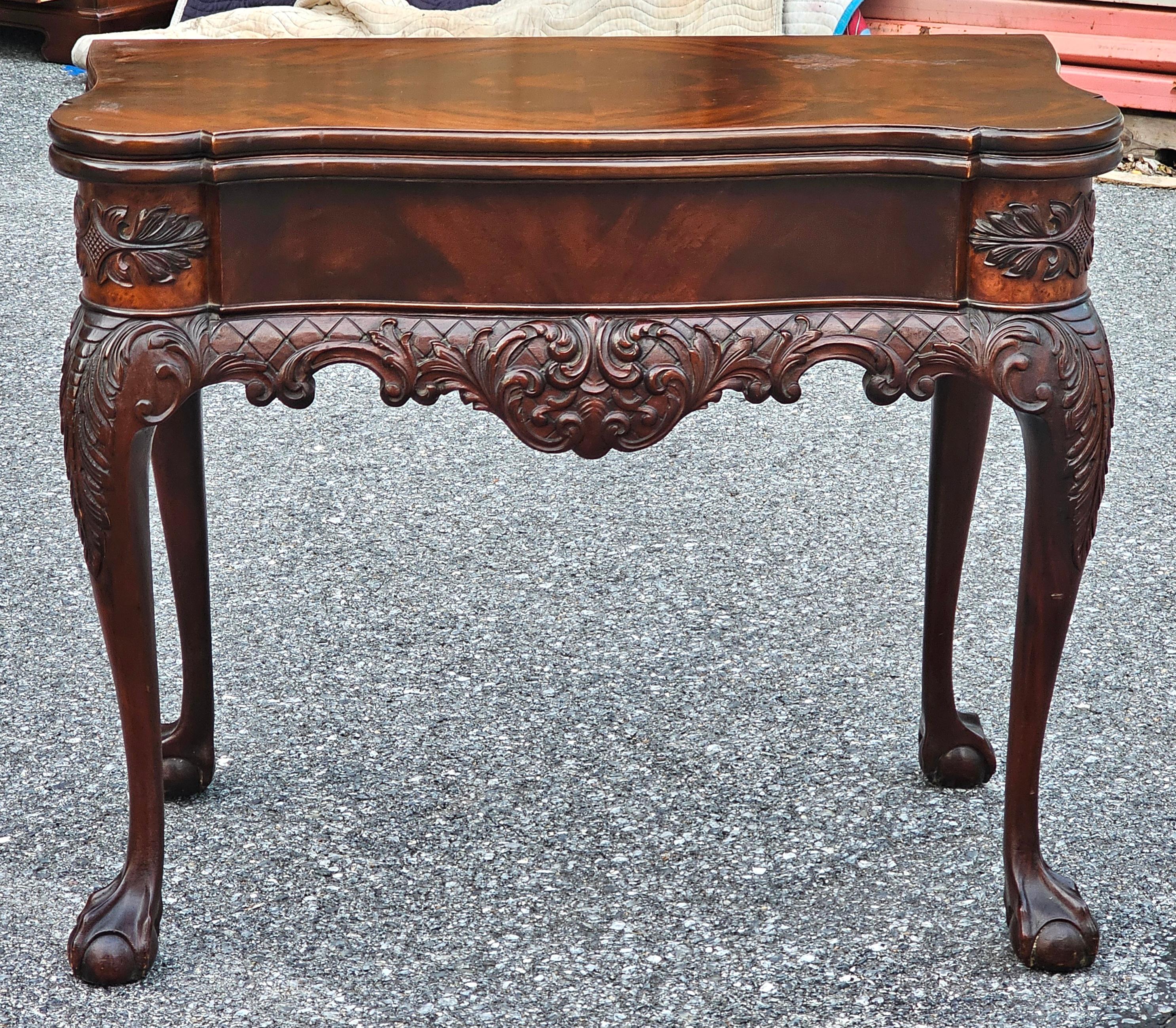 Anfang des 20. Jahrhunderts Chippendale-Stil Mahagoni Fold Top Games Table Konsolentisch mit geschnitzten Beinen mit Kugel und Kralle Füße beendet. Gefertigt aus Mahagoni mit aufwändig geschnitzten Details, darunter hoch aufragende Akanthusbeine,