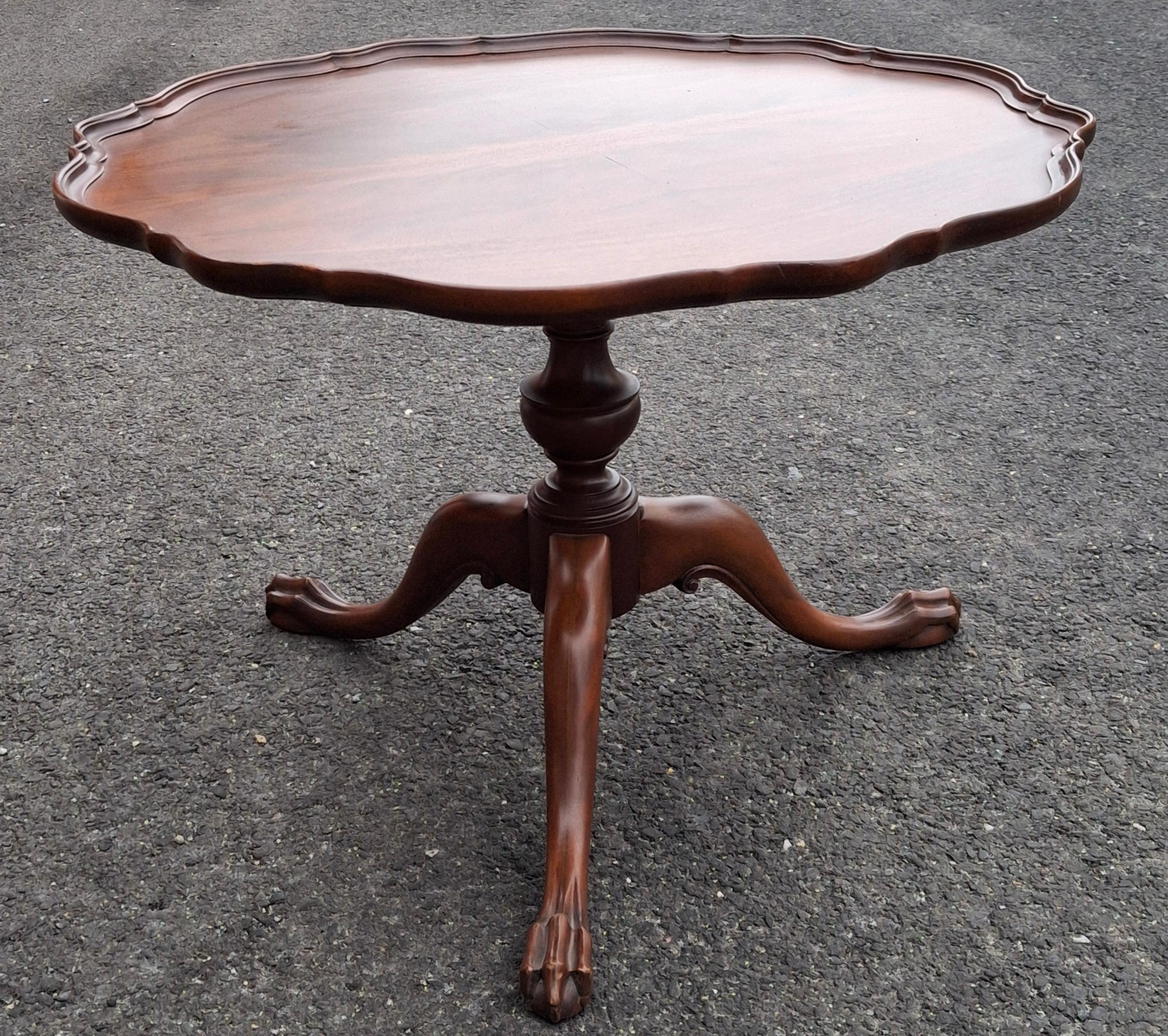Chippendale Style Crotch Mahogany Low Center Table or Coffee Table In Good Condition For Sale In Germantown, MD