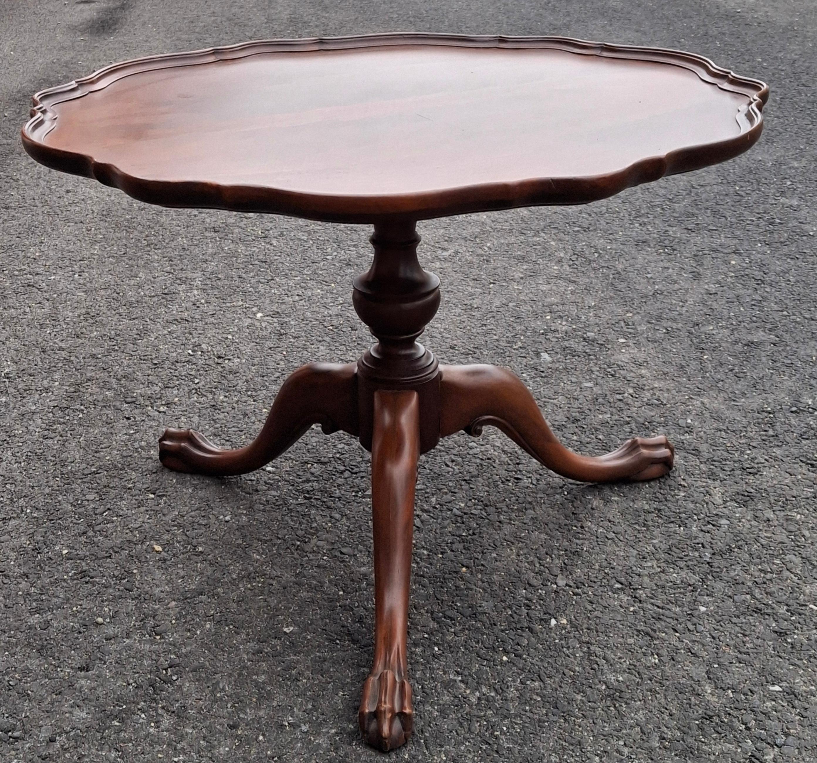 20th Century Chippendale Style Crotch Mahogany Low Center Table or Coffee Table For Sale