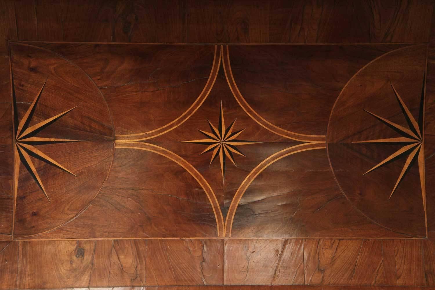 Chippendale Style English 18th Century Burr Walnut Veneer Travel Dome Top Trunk 4