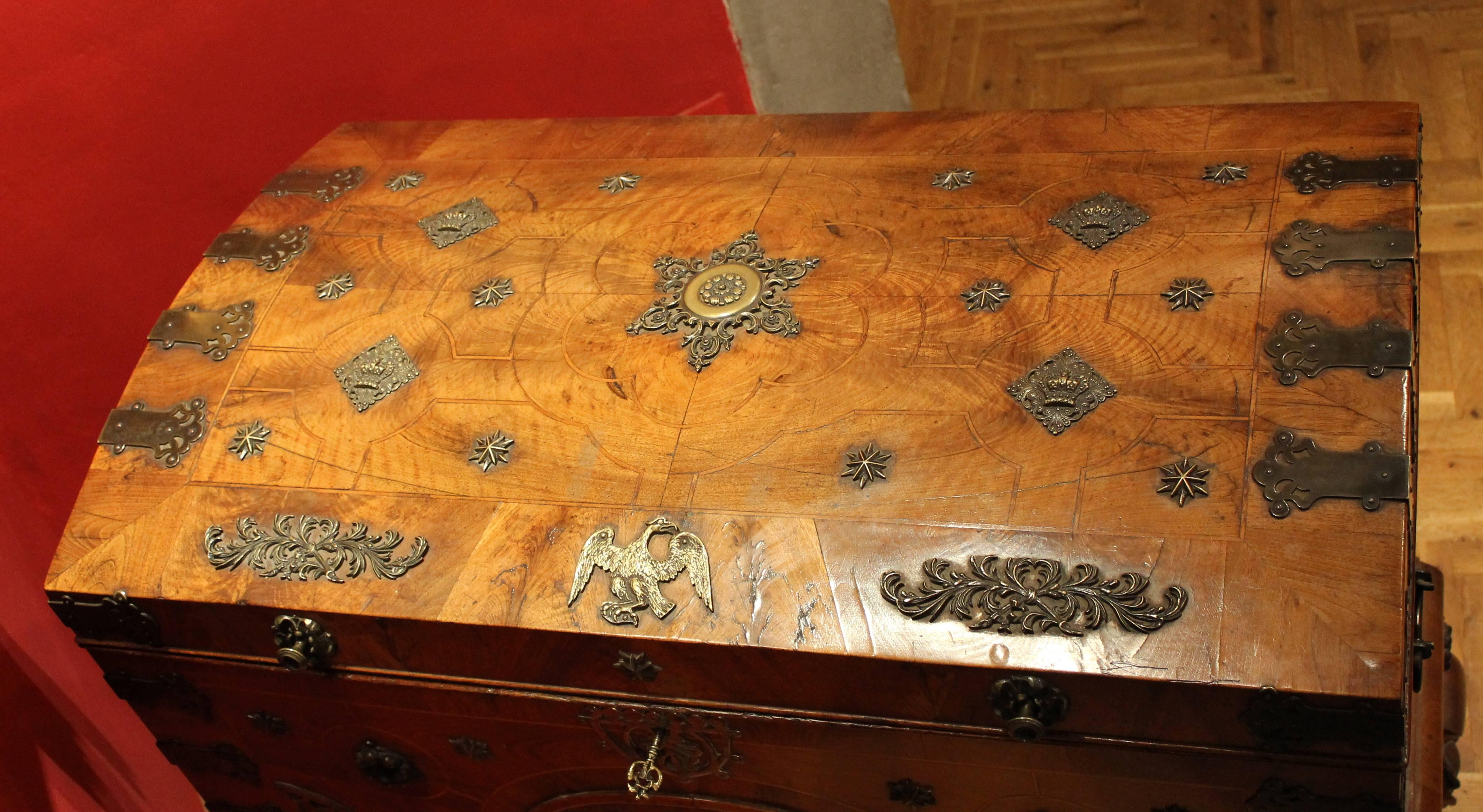 Chippendale Style English 18th Century Burr Walnut Veneer Travel Dome Top Trunk 7