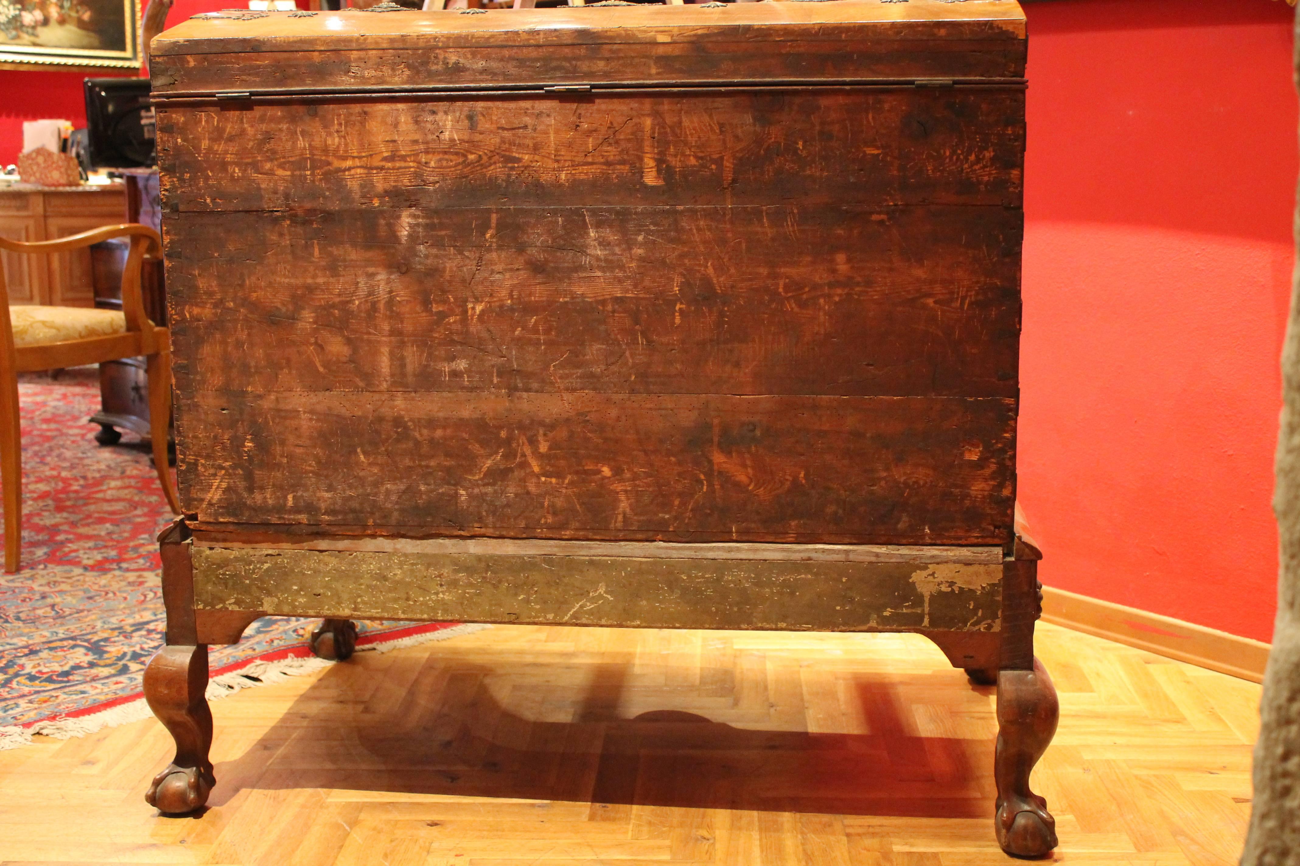 Chippendale Style English 18th Century Burr Walnut Veneer Travel Dome Top Trunk 8