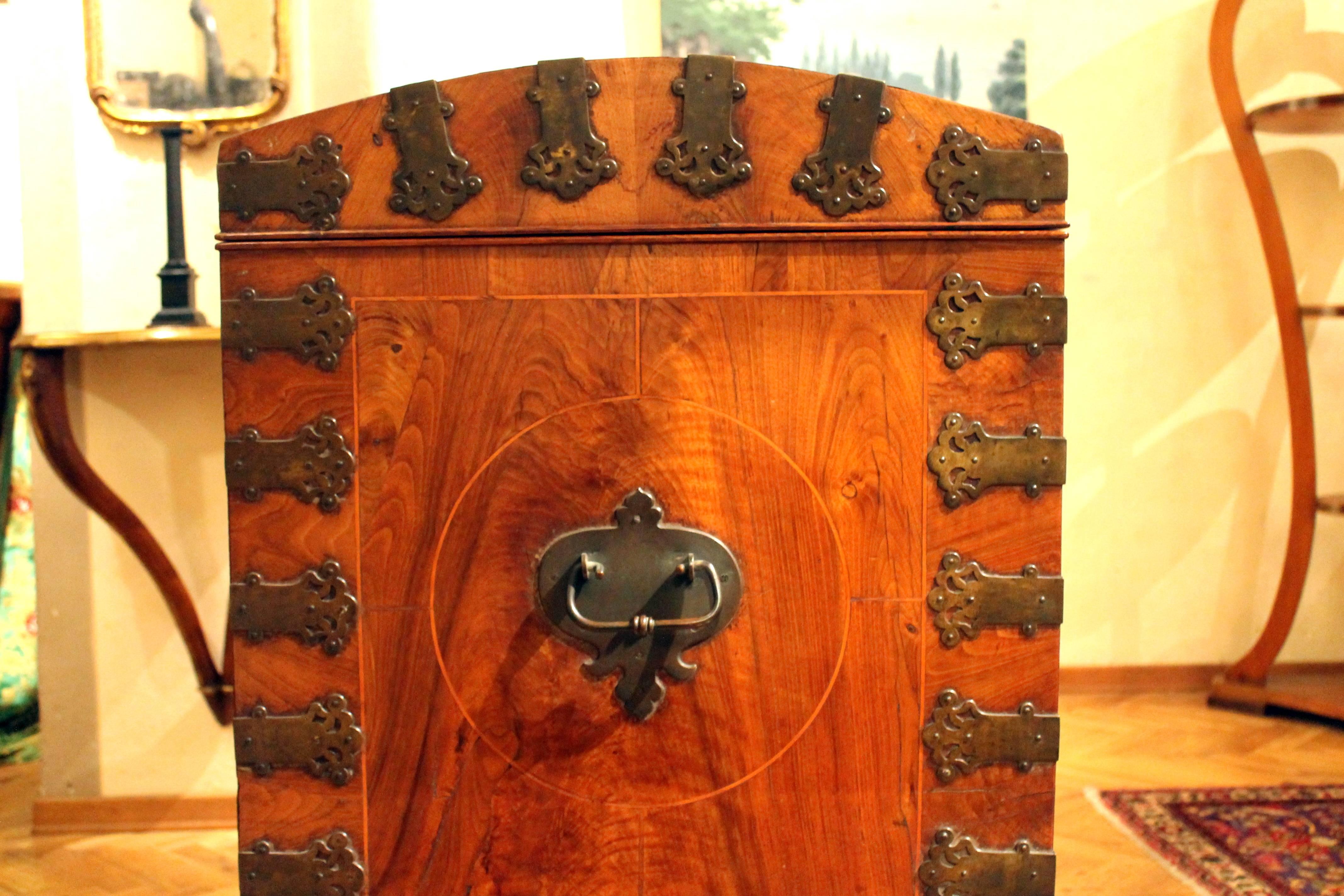 Chippendale Style English 18th Century Burr Walnut Veneer Travel Dome Top Trunk 10
