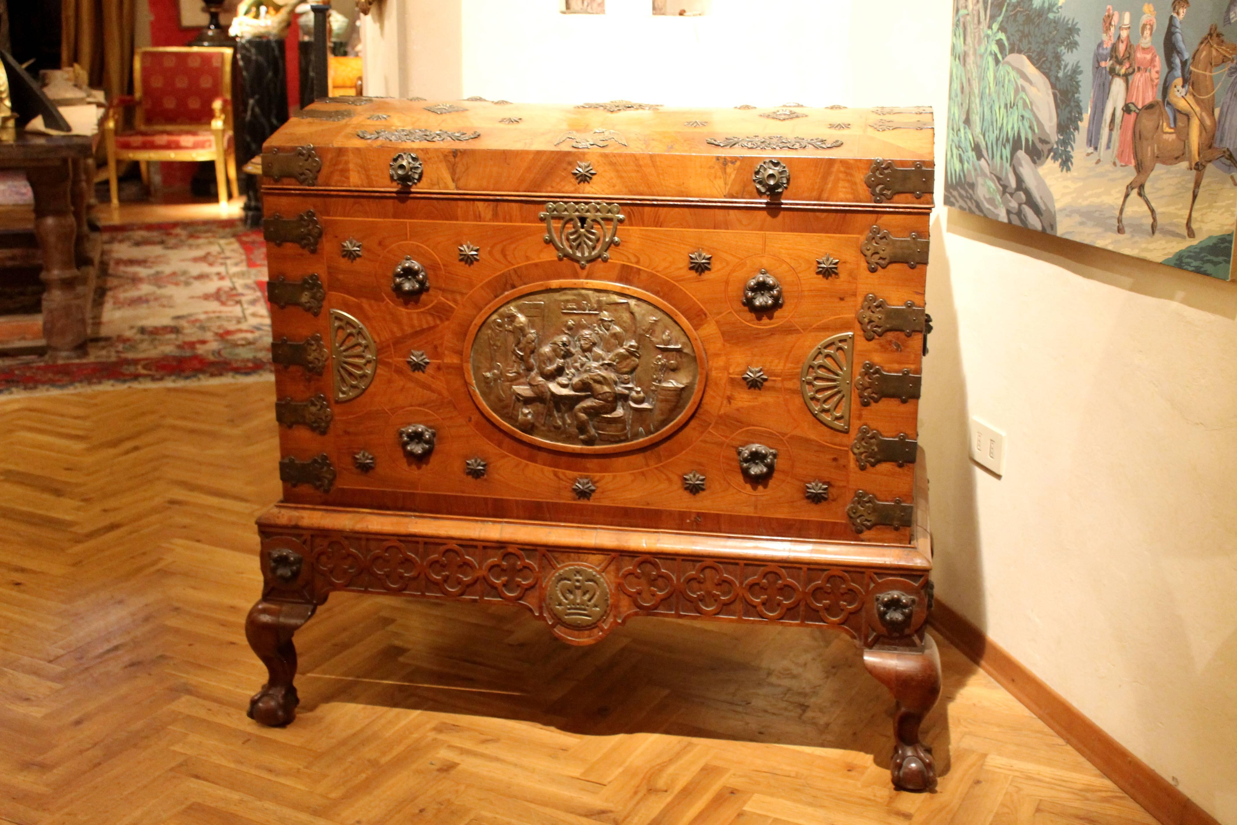 Chippendale Style English 18th Century Burr Walnut Veneer Travel Dome Top Trunk 11