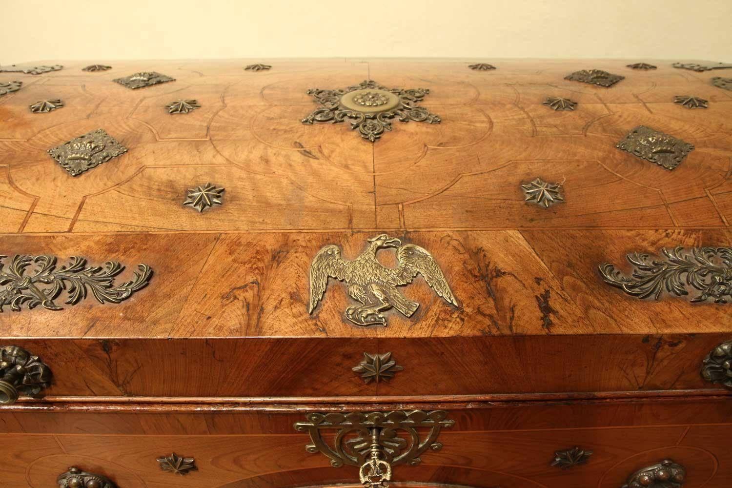 Chippendale Style English 18th Century Burr Walnut Veneer Travel Dome Top Trunk In Excellent Condition In Firenze, IT