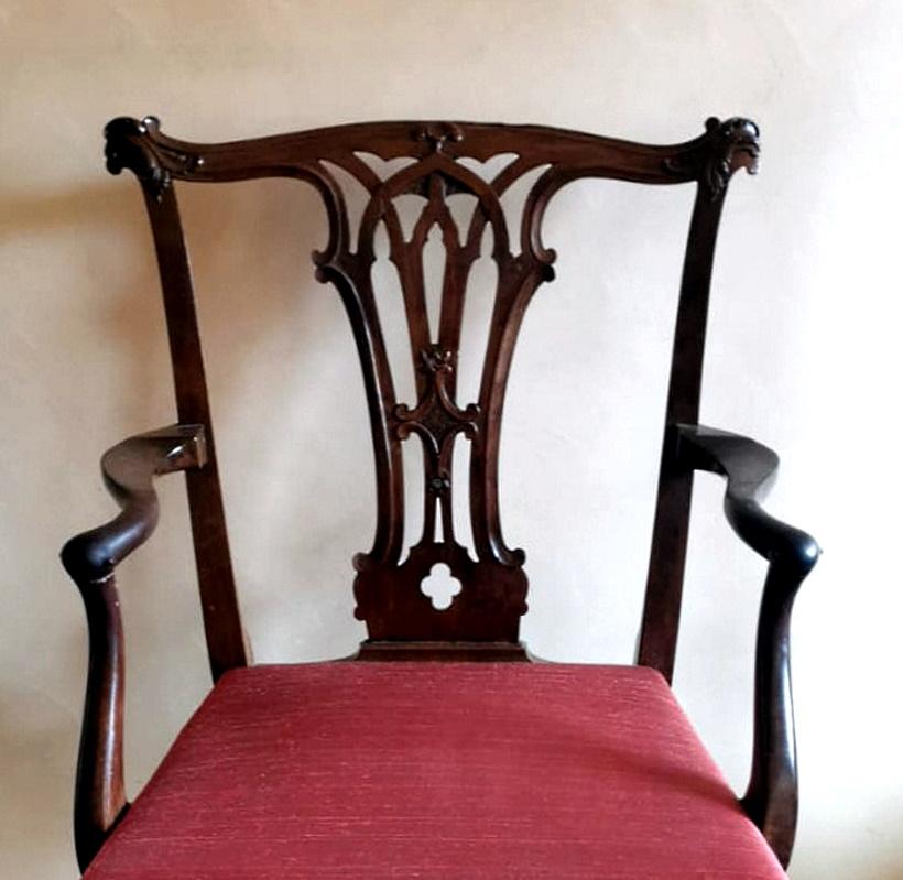 Sculpté à la main Chaise anglaise de style Chippendale « Antique Master » avec accoudoirs en vente