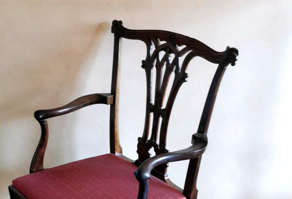 Englischer Stuhl im Chippendale-Stil „Antique Master“ mit Armlehnen (Walnuss) im Angebot