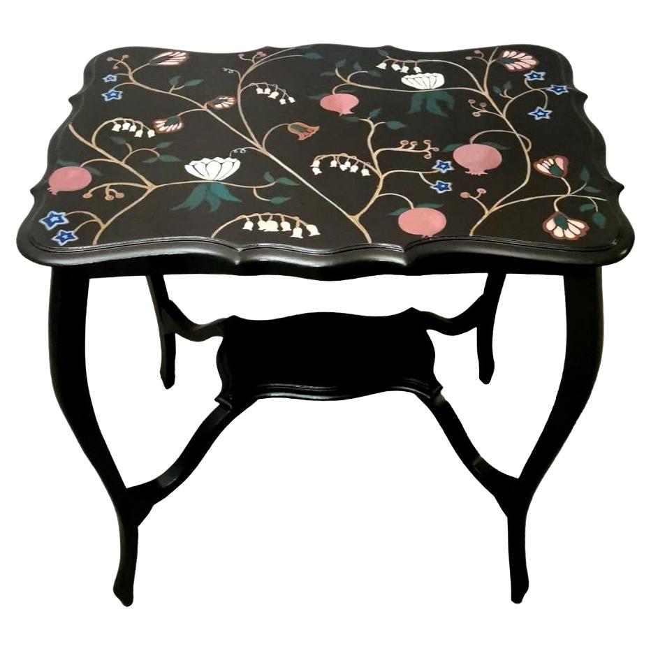Table à thé anglaise en bois ébénisé de style Chippendale avec plateau peint