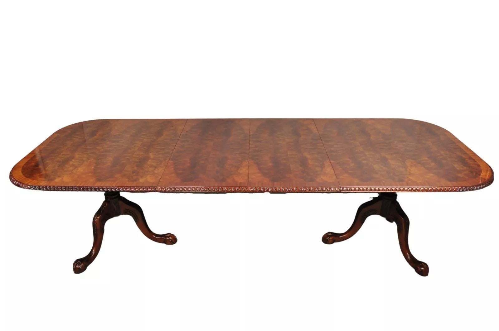 Mesa de comedor Ball and Claw de caoba flameada estilo Chippendale con 2 hojas en venta 6
