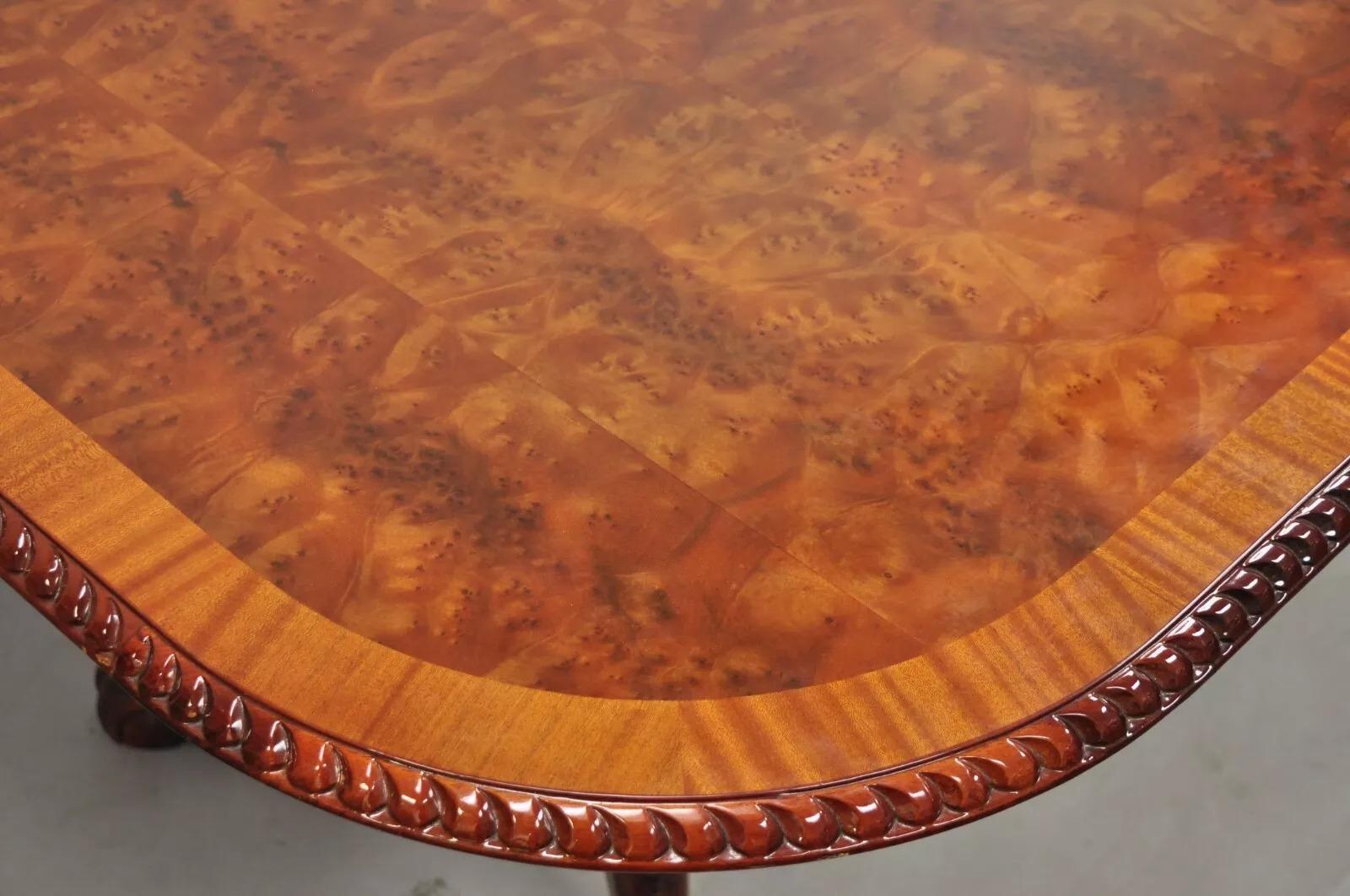 Mesa de comedor Ball and Claw de caoba flameada estilo Chippendale con 2 hojas siglo XX en venta