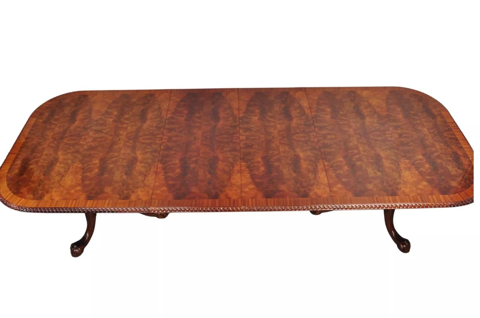 Mesa de comedor Ball and Claw de caoba flameada estilo Chippendale con 2 hojas en venta 2