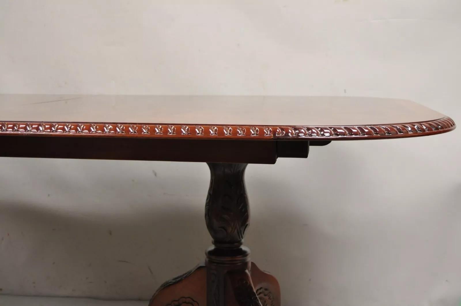 Mesa de comedor Ball and Claw de caoba flameada estilo Chippendale con 2 hojas en venta 3