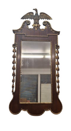 Espejo de caoba dorada estilo Chippendale con remate de águila federal