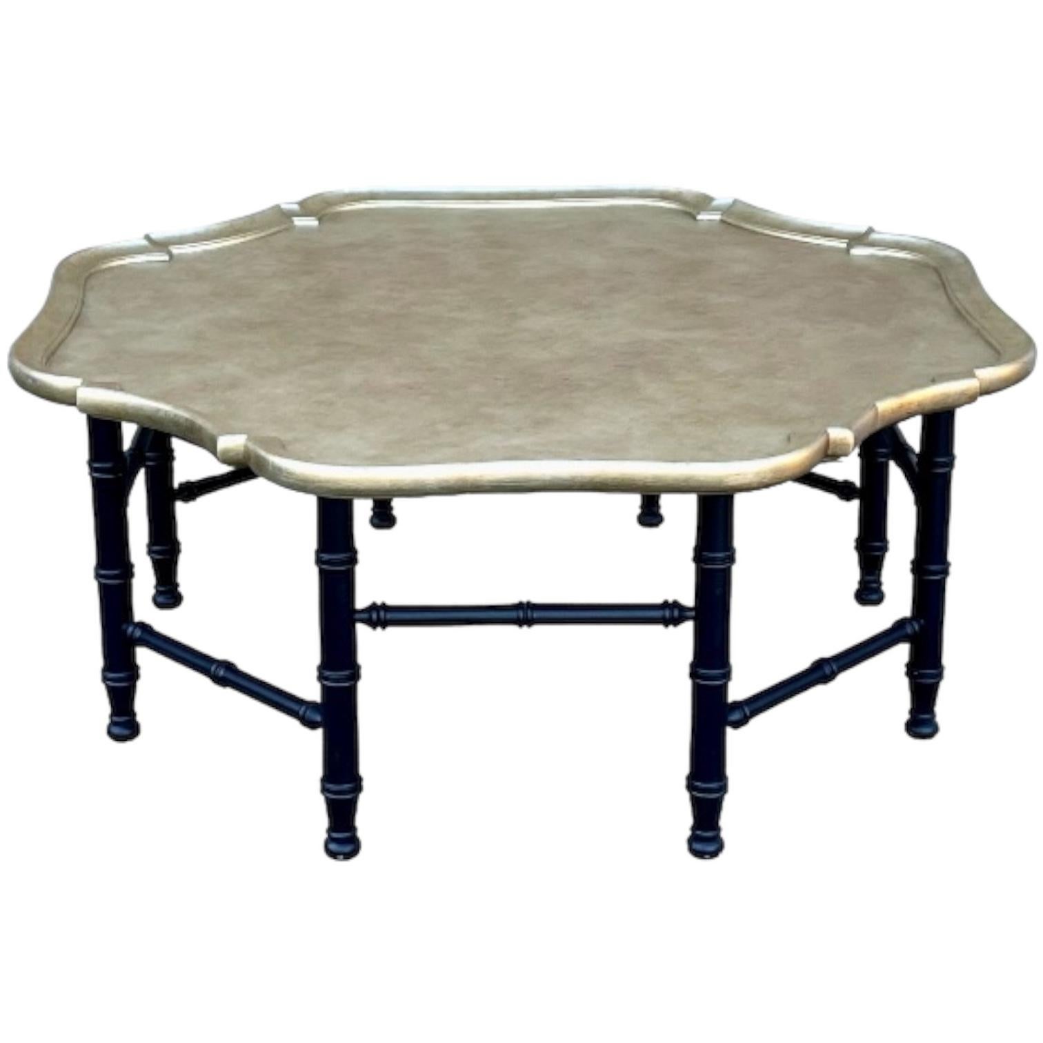Américain Table à plateau dorée de style Chippendale avec base en faux bambou noir Att. Kittinger en vente