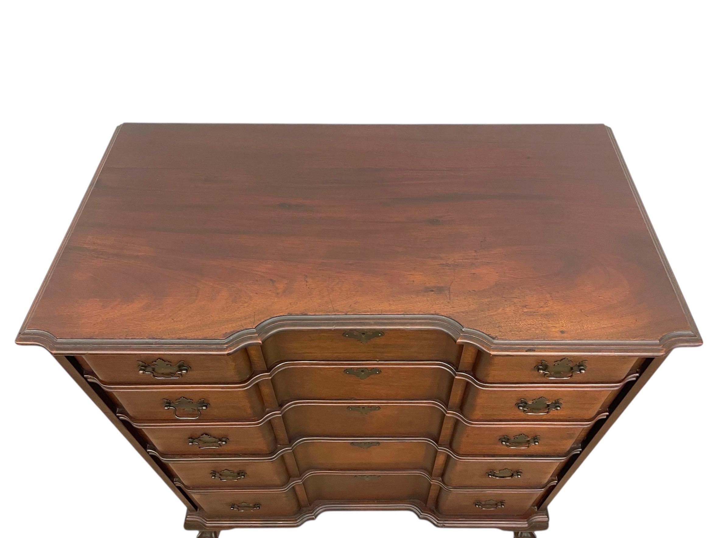 Comò Highboy in stile Chippendale di Pennsylvania Furniture Co., York PA in vendita 4