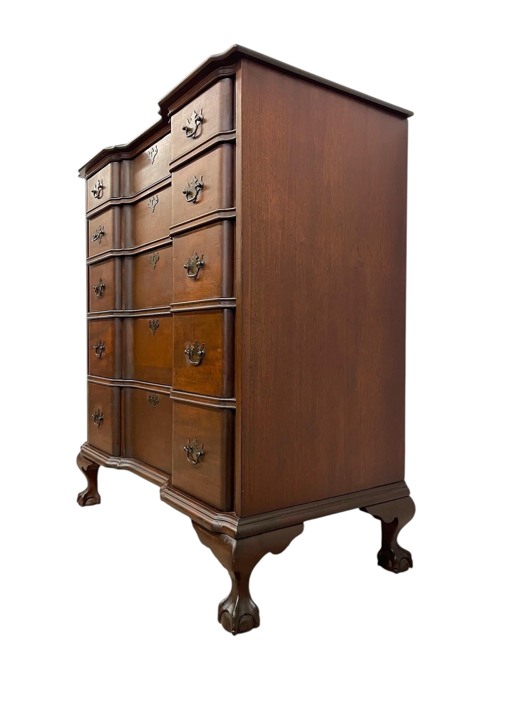Comò Highboy in stile Chippendale di Pennsylvania Furniture Co., York PA In condizioni buone in vendita a Seattle, WA