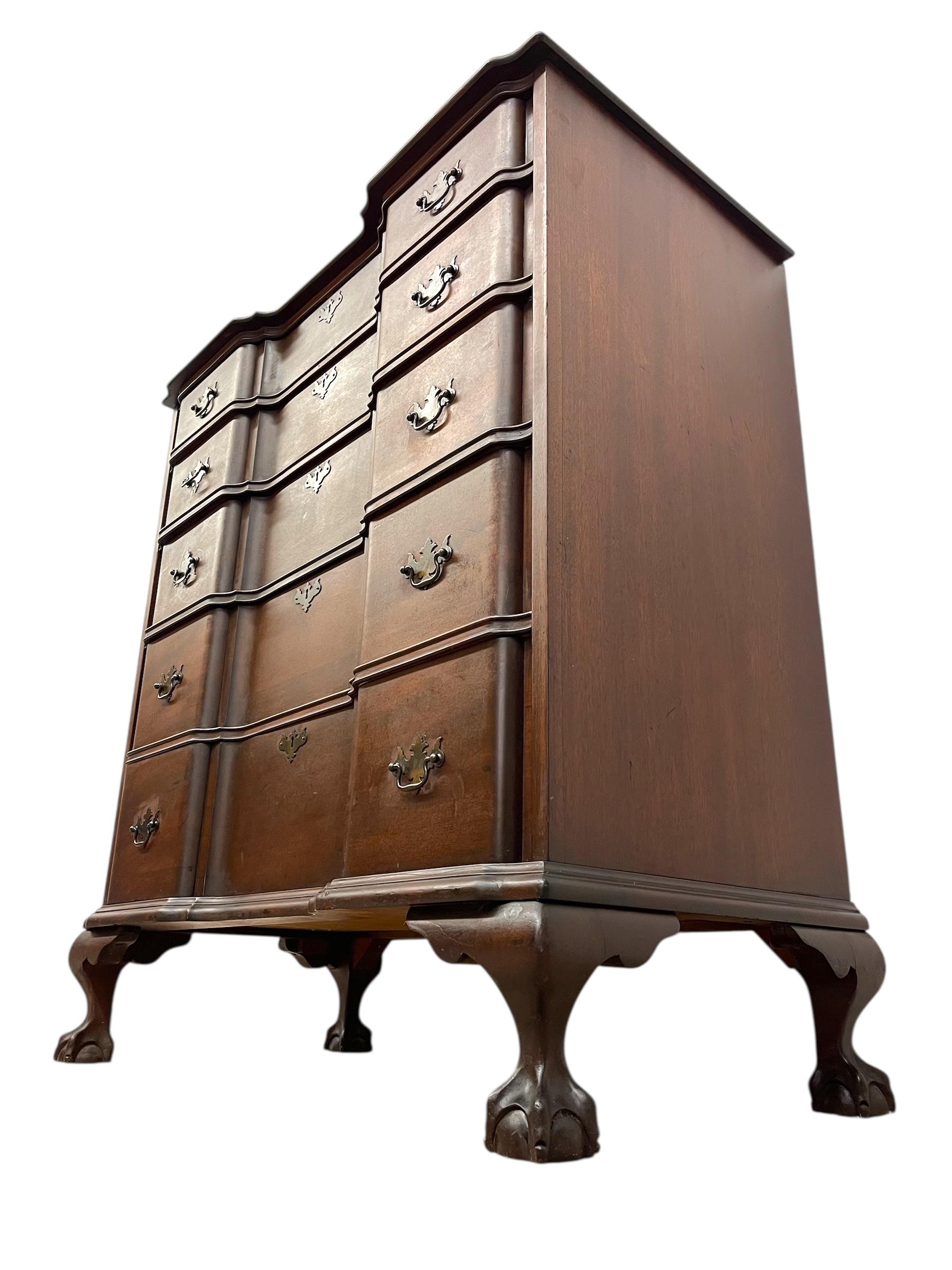 XX secolo Comò Highboy in stile Chippendale di Pennsylvania Furniture Co., York PA in vendita