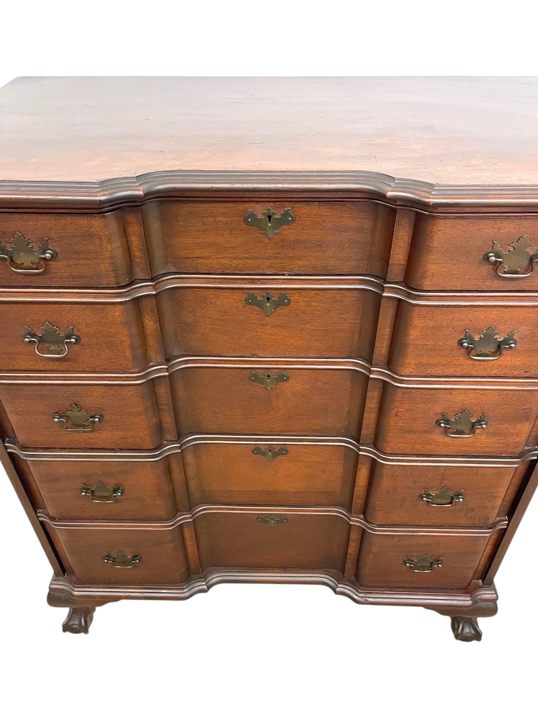 Legno Comò Highboy in stile Chippendale di Pennsylvania Furniture Co., York PA in vendita