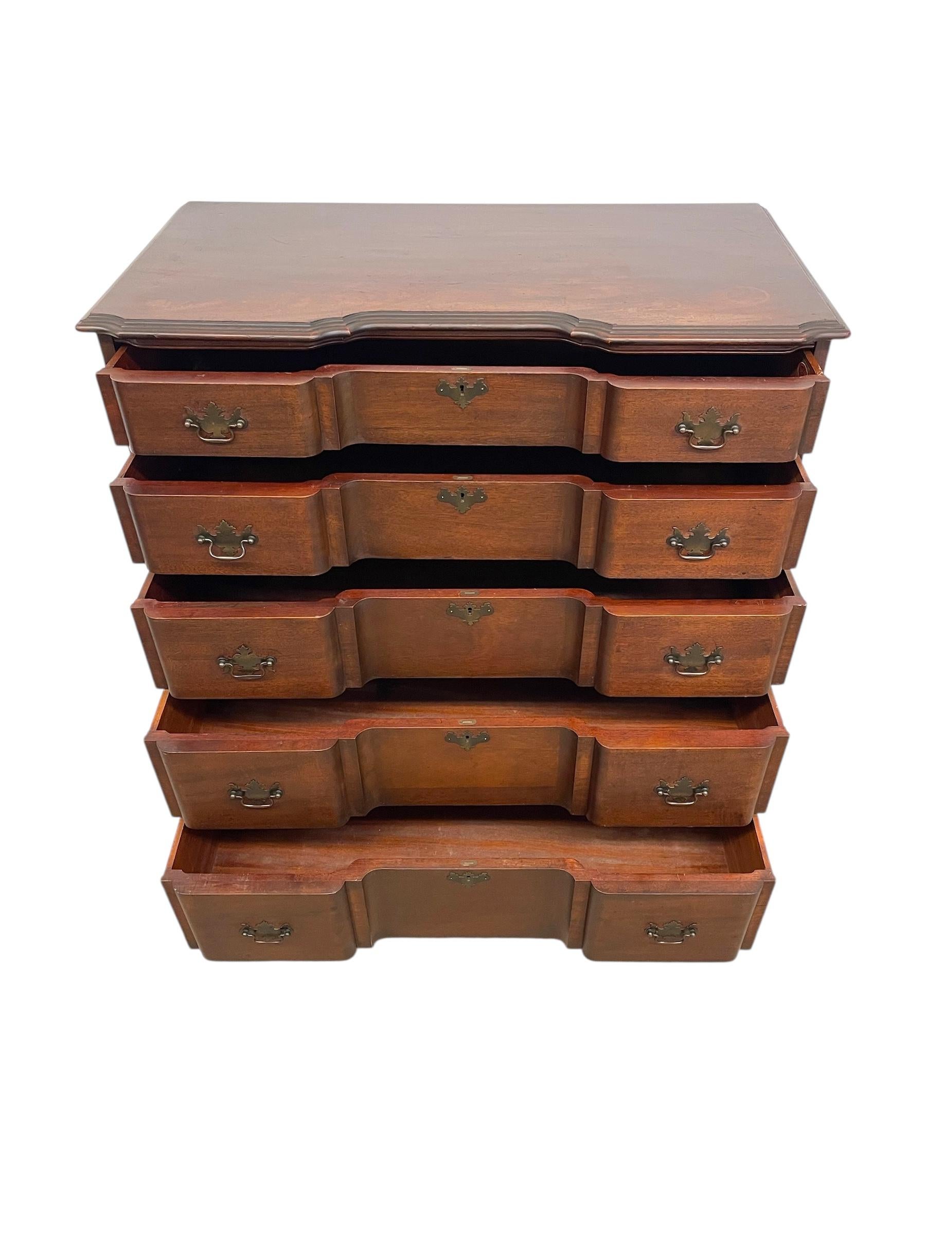 Comò Highboy in stile Chippendale di Pennsylvania Furniture Co., York PA in vendita 2