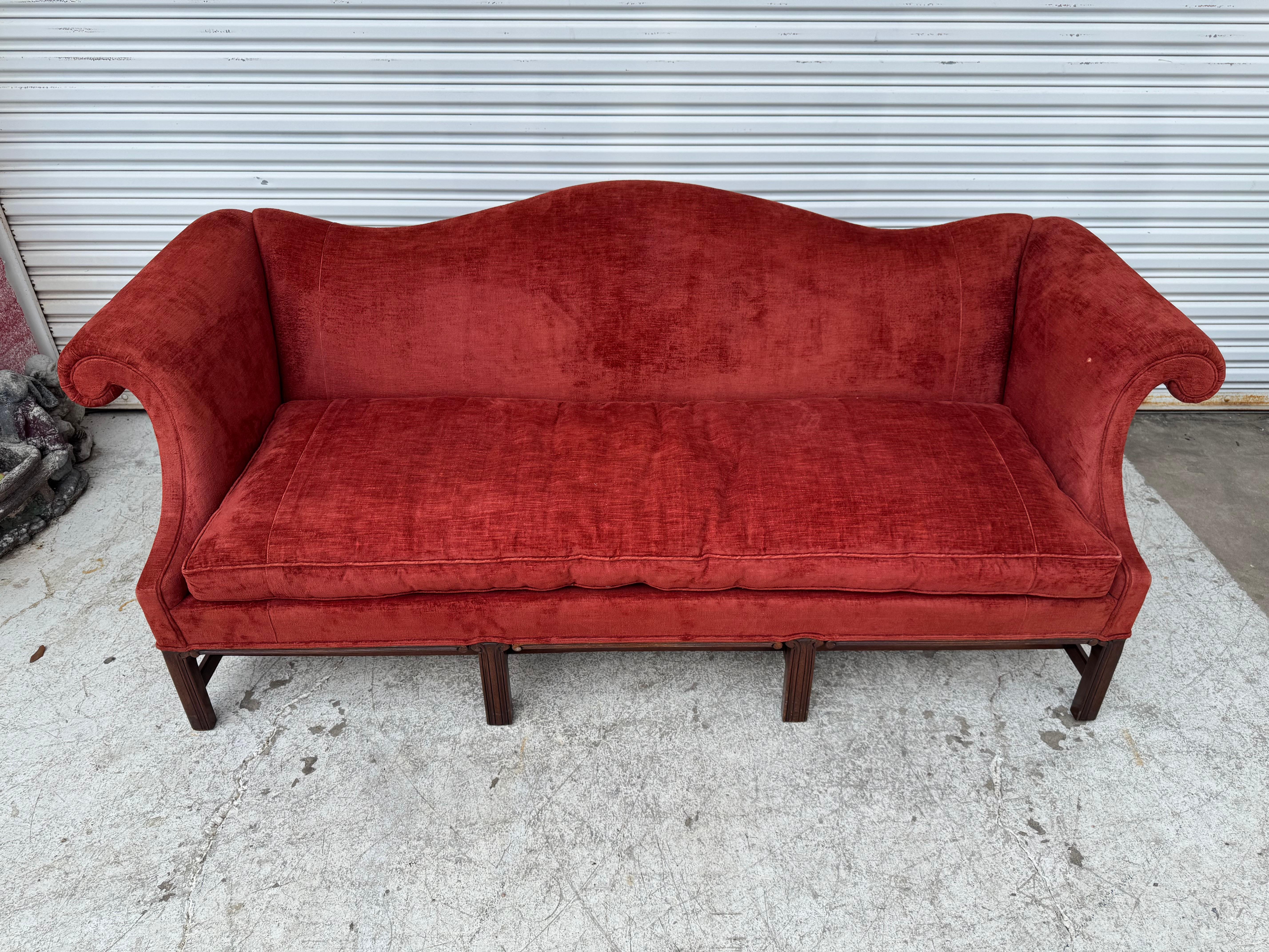 Il s'agit d'un canapé merveilleusement rembourré de la Hickory Furniture Company. Le canapé est appelé canapé à dos d'âne ou à dos de chameau.
Les pieds et les traverses sont en acajou.