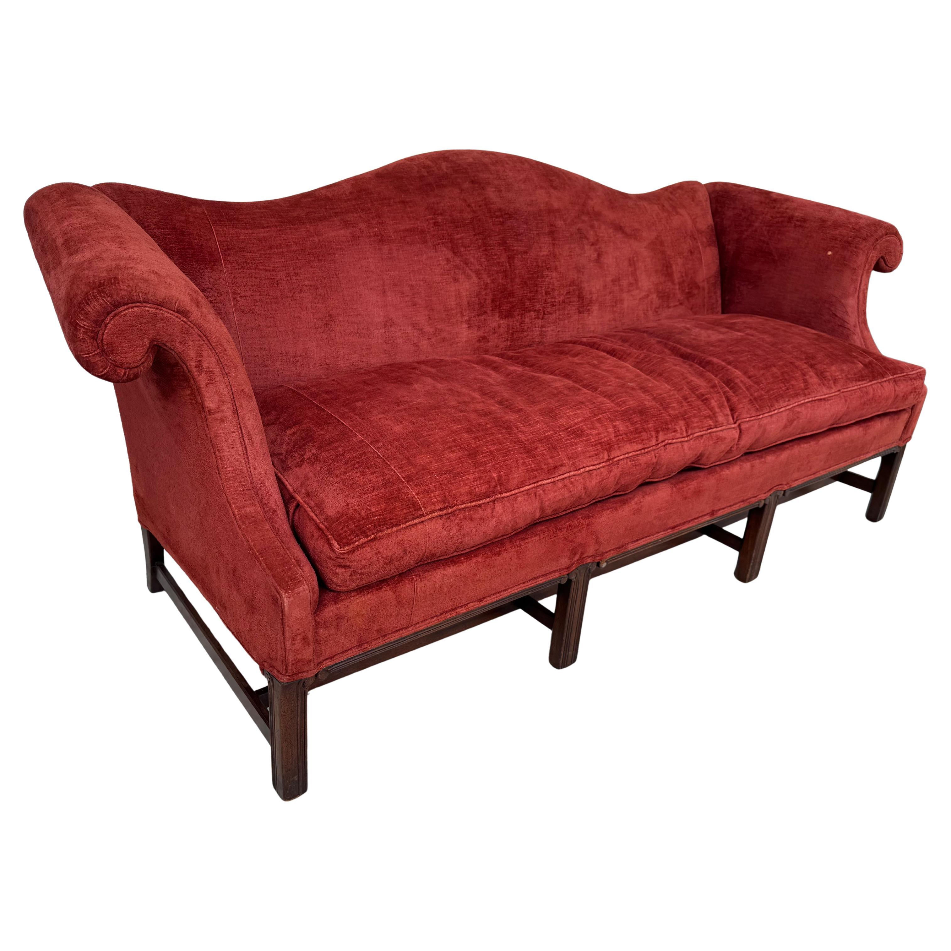 Canapé à dos d'âne de style Chippendale par Hickory Furniture en vente