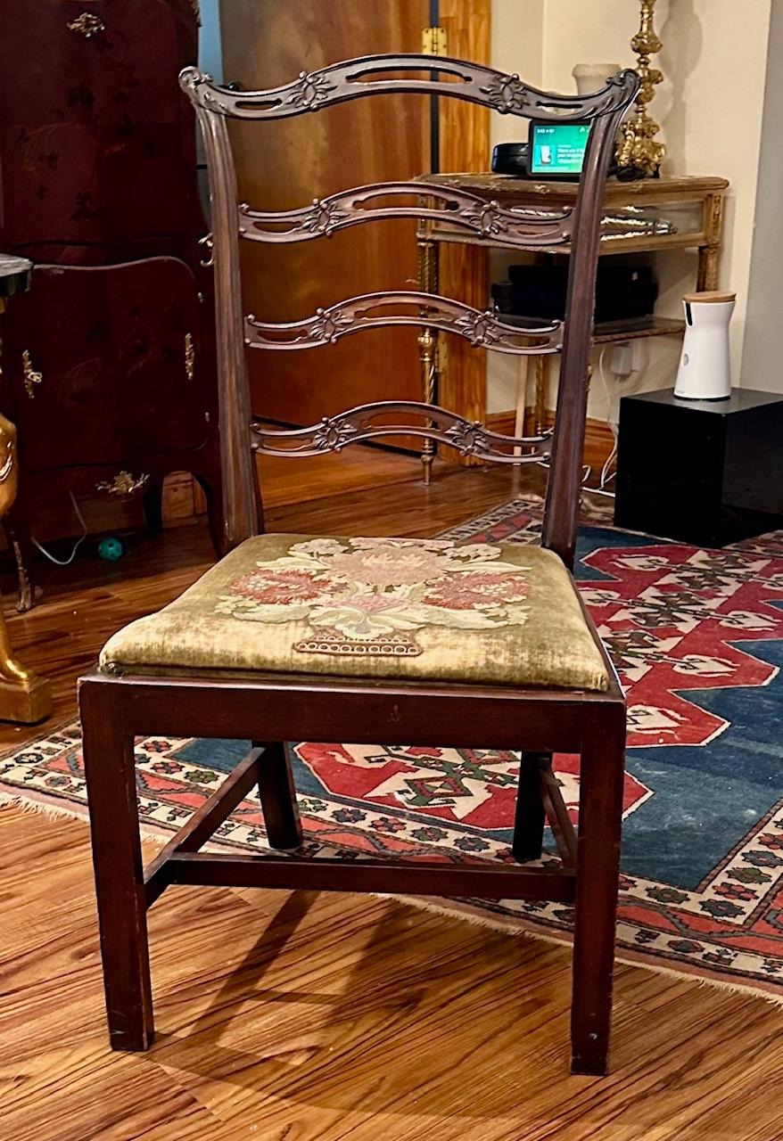Sculpté à la main Chaise d'appoint de style Chippendale à dossier en ruban et assise brodée en vente