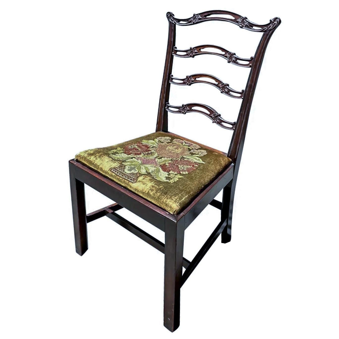 Silla Auxiliar Estilo Chippendale con Respaldo de Cinta de Escalera y Asiento Bordado