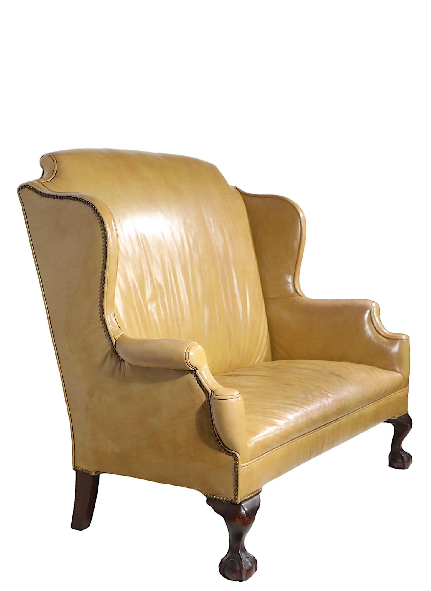 Außergewöhnliches Chippendale-Sofa, -Liegesitz, -Sofa, in Lederpolsterung mit dekorativer Nagelkopfverzierung und kühnen Kugel- und Krallenfüßen. Dieses außergewöhnliche Stück zeichnet sich durch sein elegantes, klassisches Design, seine hochwertige
