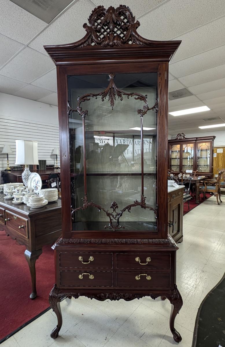 Adorabile!!! Cabinet Curio in stile Chippendale, illuminato, Vitrine, Corona intagliata, 1 porta d'ingresso in vetro, 3 ripiani in legno rimovibili e regolabili con inserti in vetro, pezzo rimovibile rivestito in tessuto all'interno del cabinet, 4