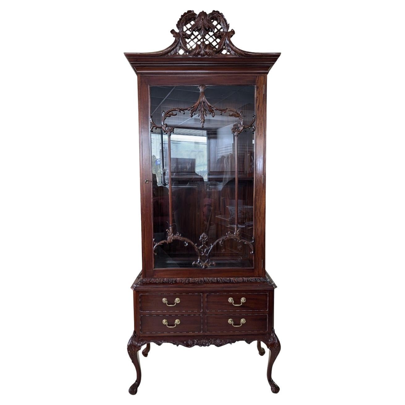 Vitrine en acajou éclairée de style Chippendale