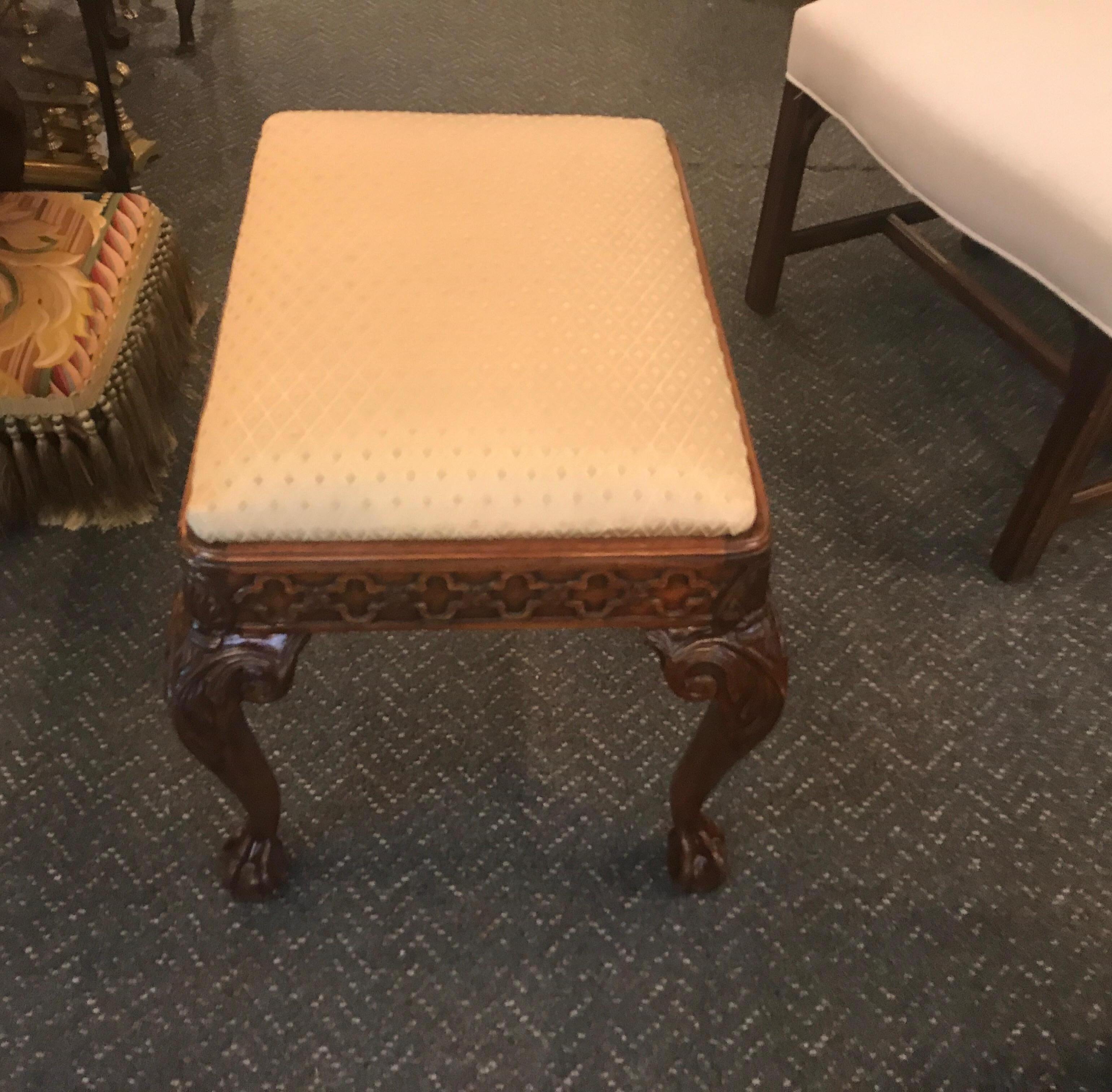Chippendale Style Mahogany Bench In Excellent Condition In Lambertville, NJ
