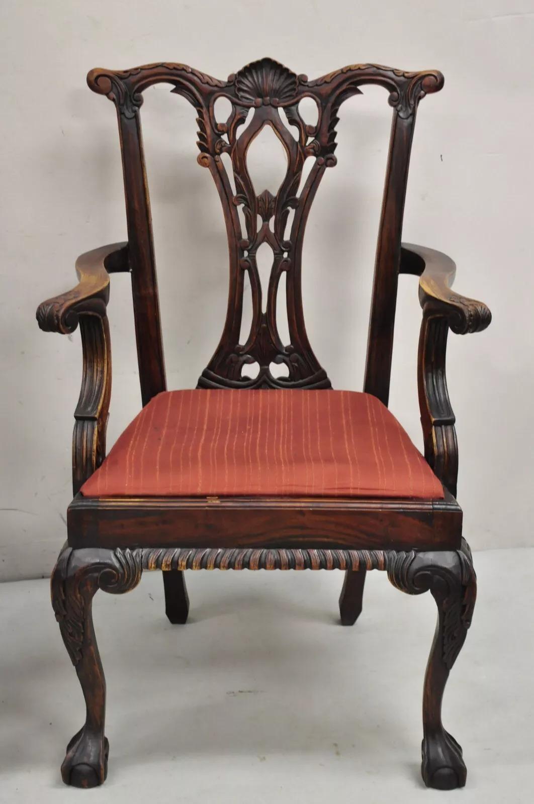 Riproduzione di poltrone da pranzo in stile Chippendale in mogano intagliato a Ball and Claw con schienale intagliato a conchiglia (leggera variazione nelle dimensioni e negli intagli) - una coppia. Circa alla fine del XX secolo. Misure (sedia più