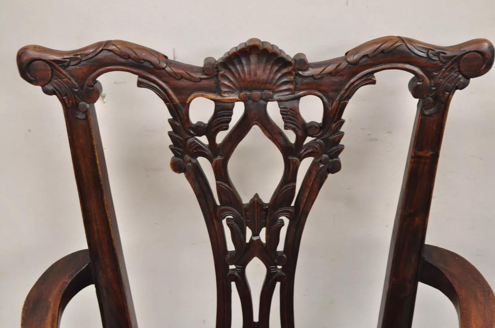 Sconosciuto Poltrone da pranzo in stile Chippendale in mogano intagliato con Ball and Claw - una coppia in vendita