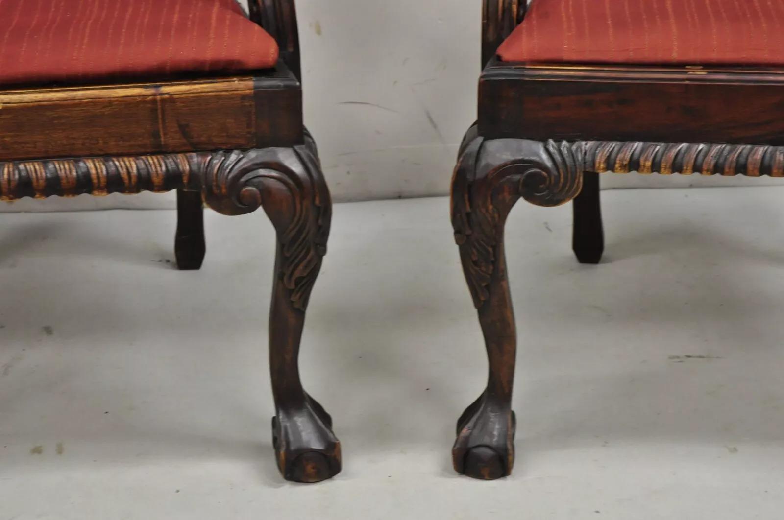 XX secolo Poltrone da pranzo in stile Chippendale in mogano intagliato con Ball and Claw - una coppia in vendita