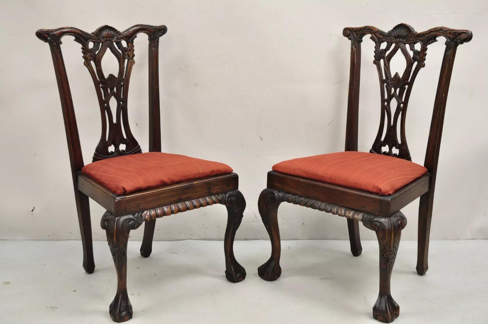 Riproduzione di sedie da pranzo in stile Chippendale in mogano intagliato a Ball and Claw con schienale intagliato a conchiglia (leggera variazione nelle dimensioni e negli intagli) - una coppia. Circa alla fine del XX secolo. Misure: 39