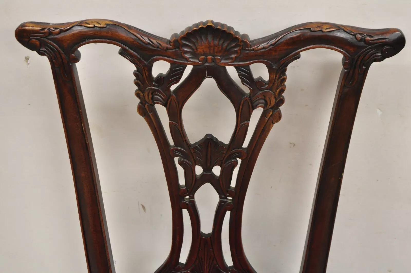 Sconosciuto Sedie da pranzo in stile Chippendale in mogano intagliato con Ball and Claw - una coppia in vendita