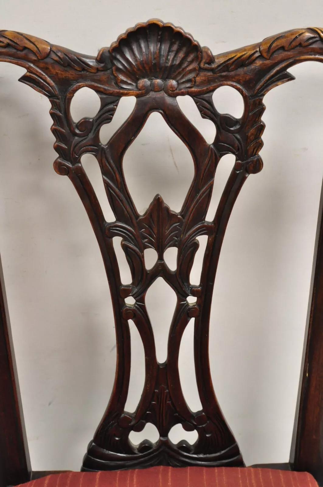 XX secolo Sedie da pranzo in stile Chippendale in mogano intagliato con Ball and Claw - una coppia in vendita