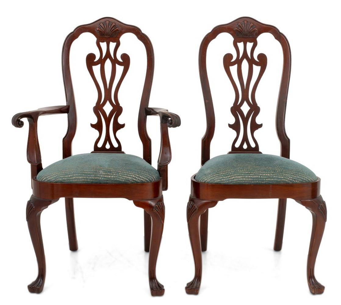 Ensemble de six chaises de salle à manger en acajou de style Chippendale, deux fauteuils et quatre chaises d'appoint, chacune sculptée d'un motif de coquillage et d'une assise moulée recouverte de tissu bleu. Fauteuil : 42,5